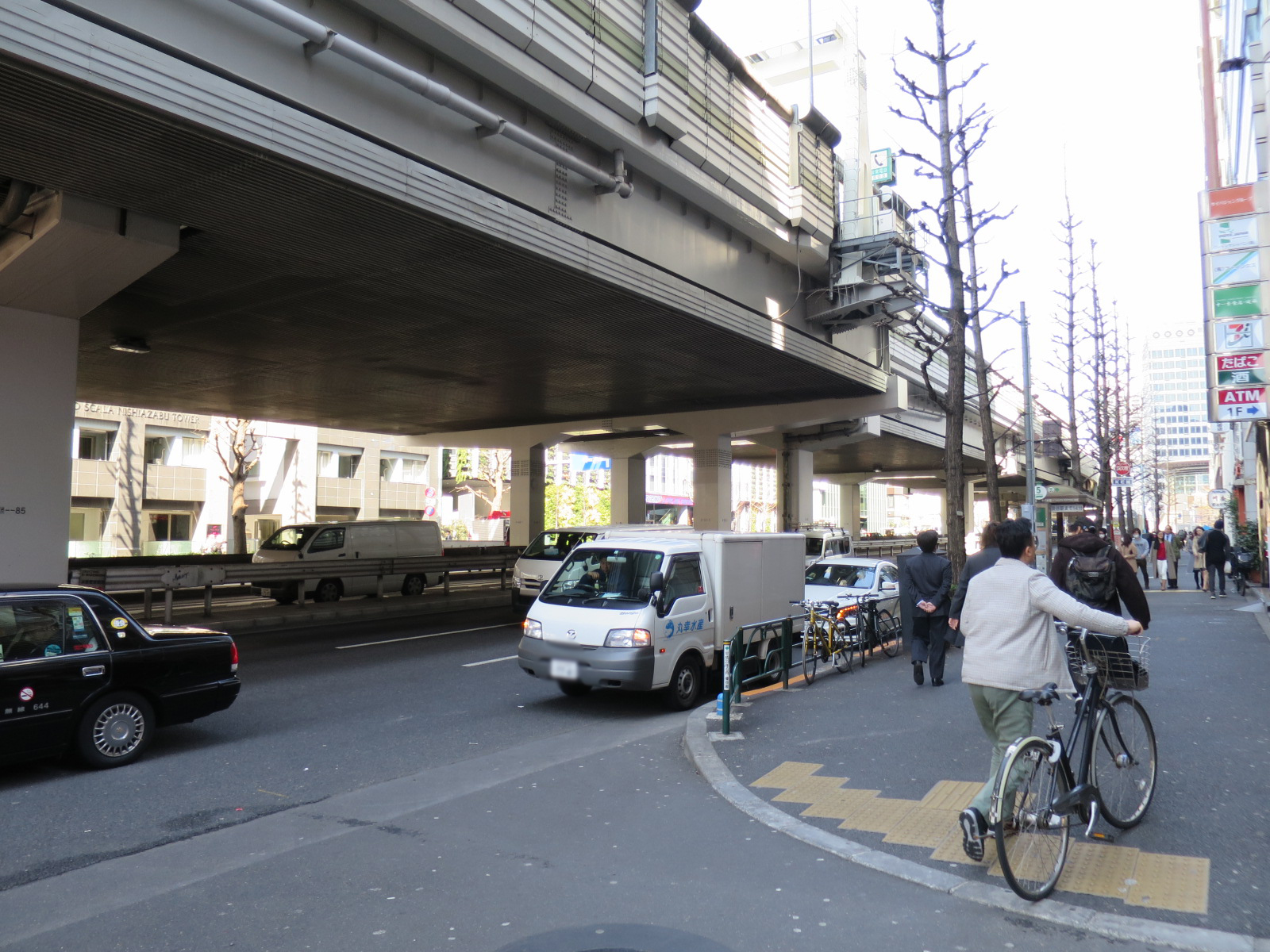 六本木通り沿いの立地