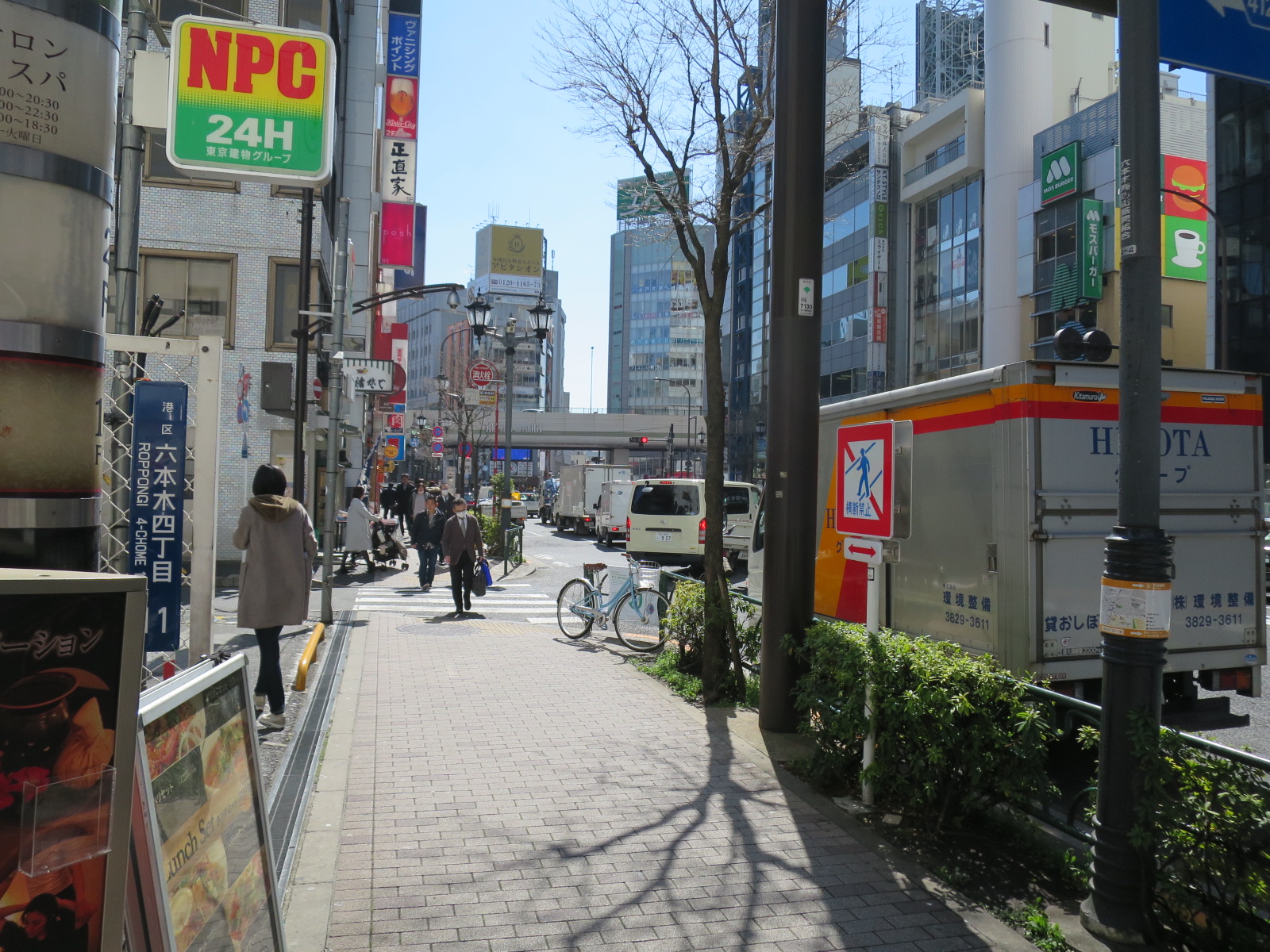 周辺はオフィスや店舗が多いエリア