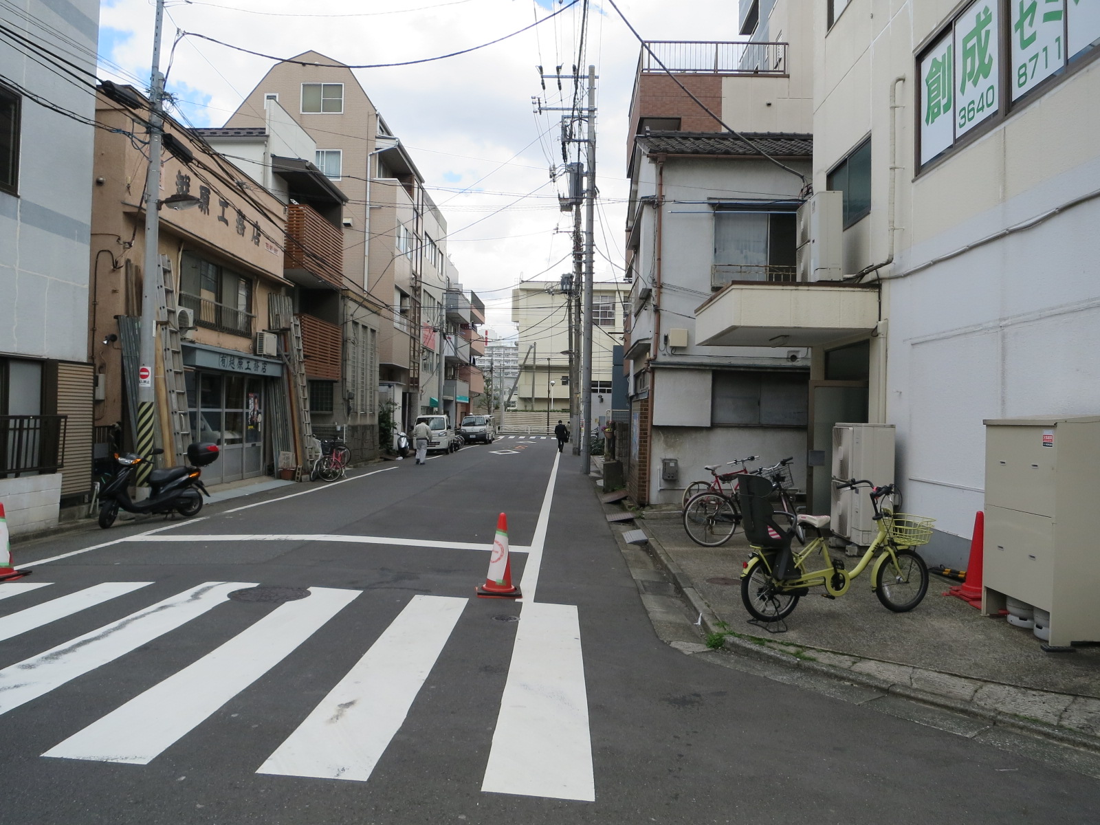 朝倉ビル前面の通り