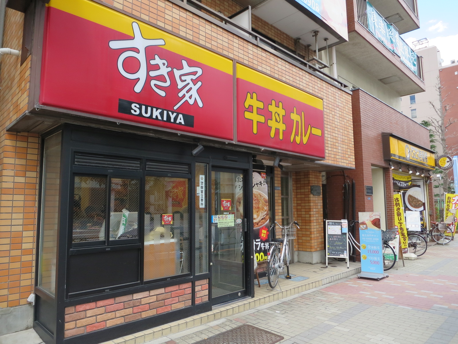 付近の永代通りには飲食店が豊富