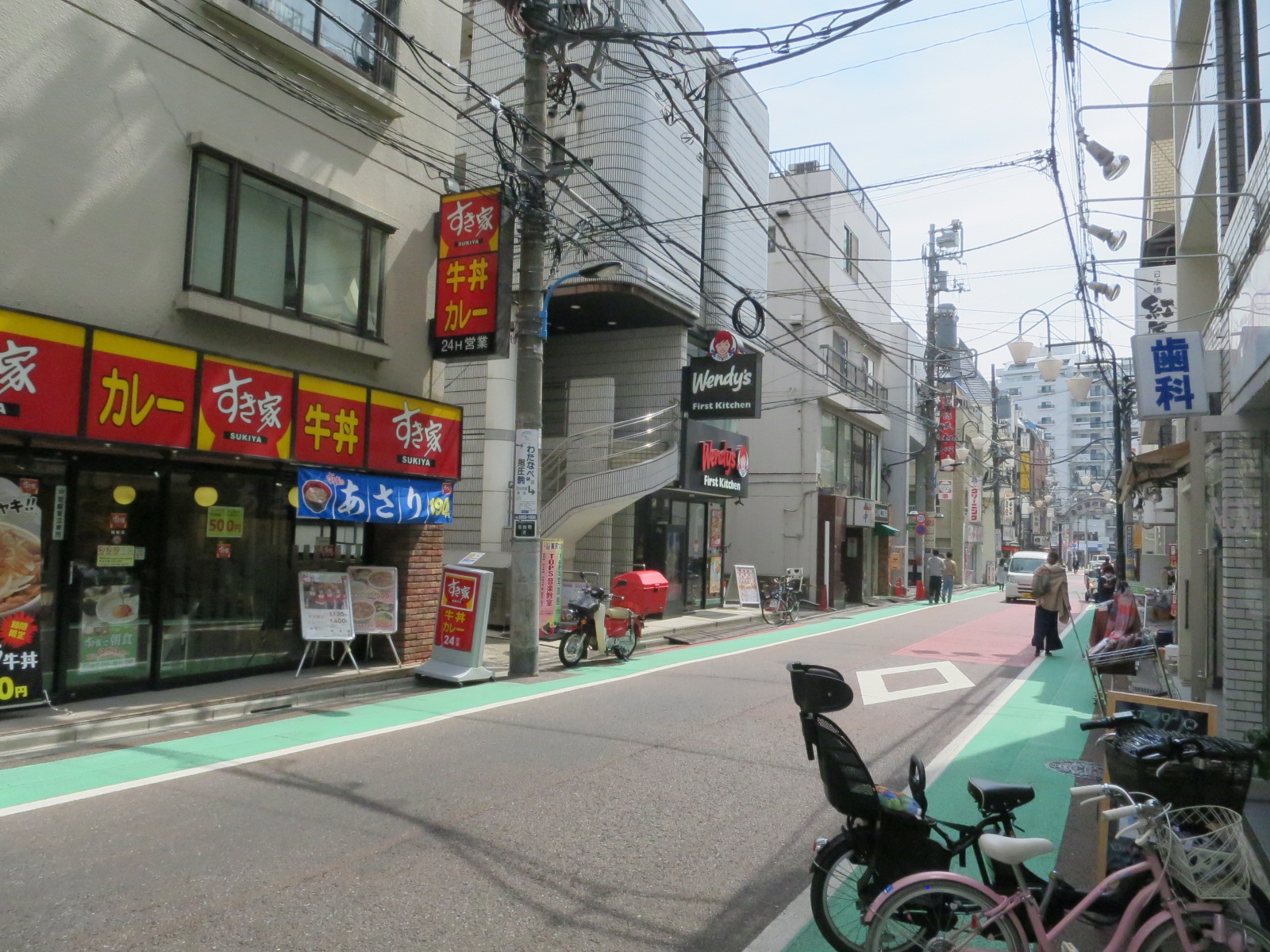 オフィスビル前面の通り