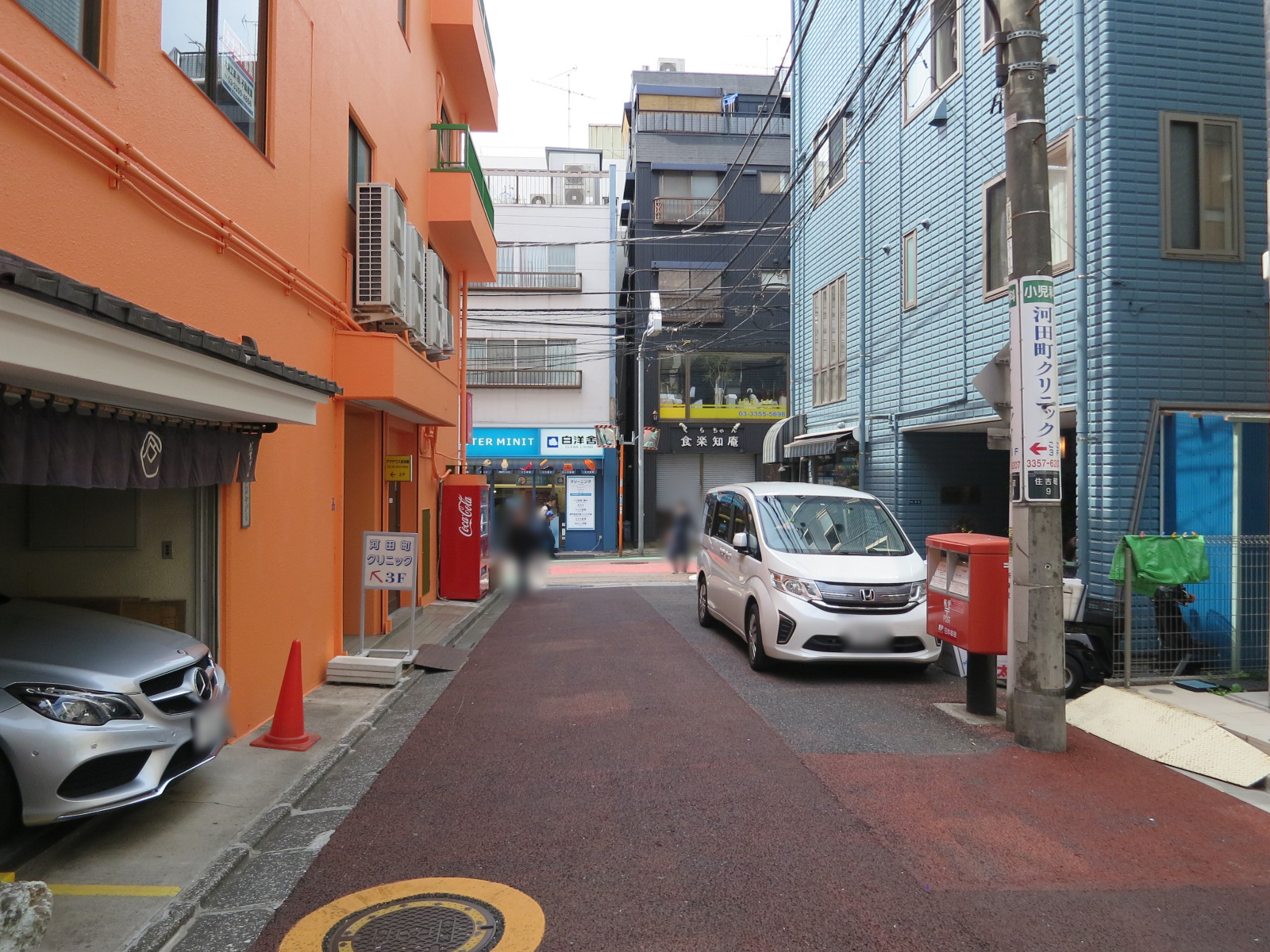 オフィスビル前面の通り