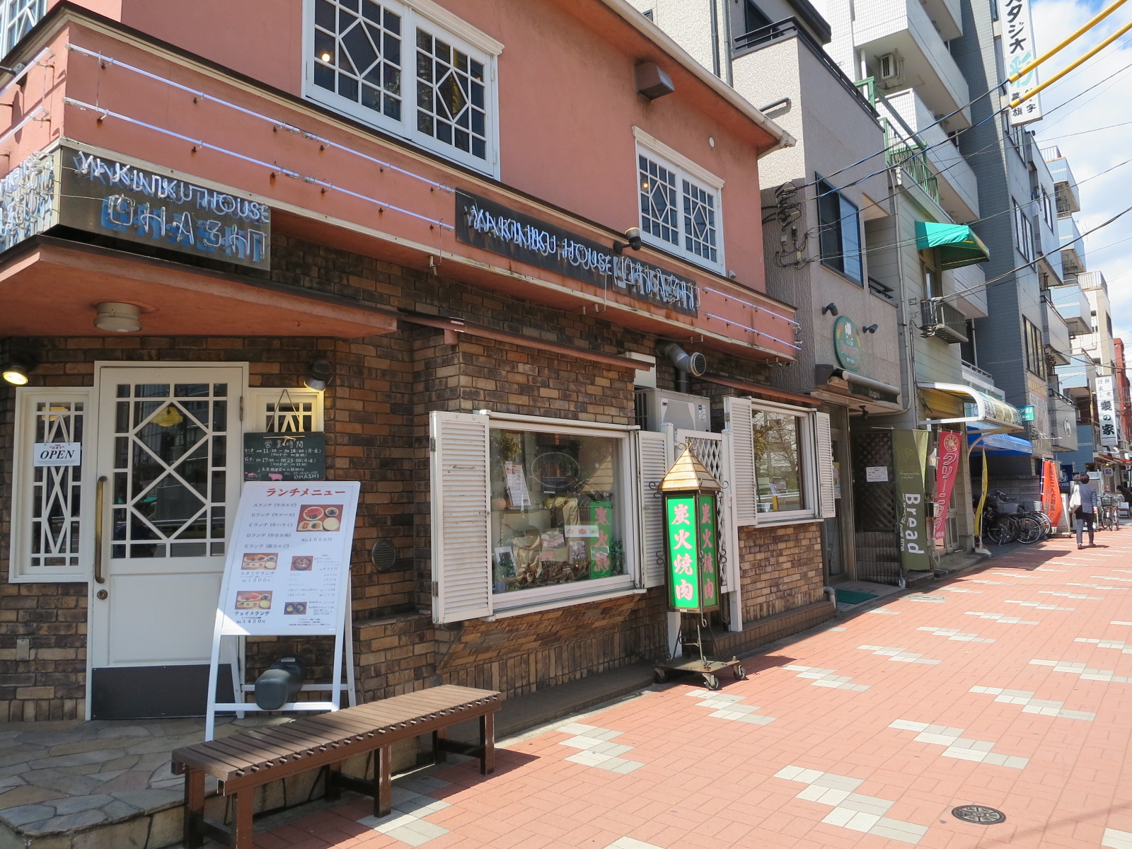 付近には飲食店が豊富