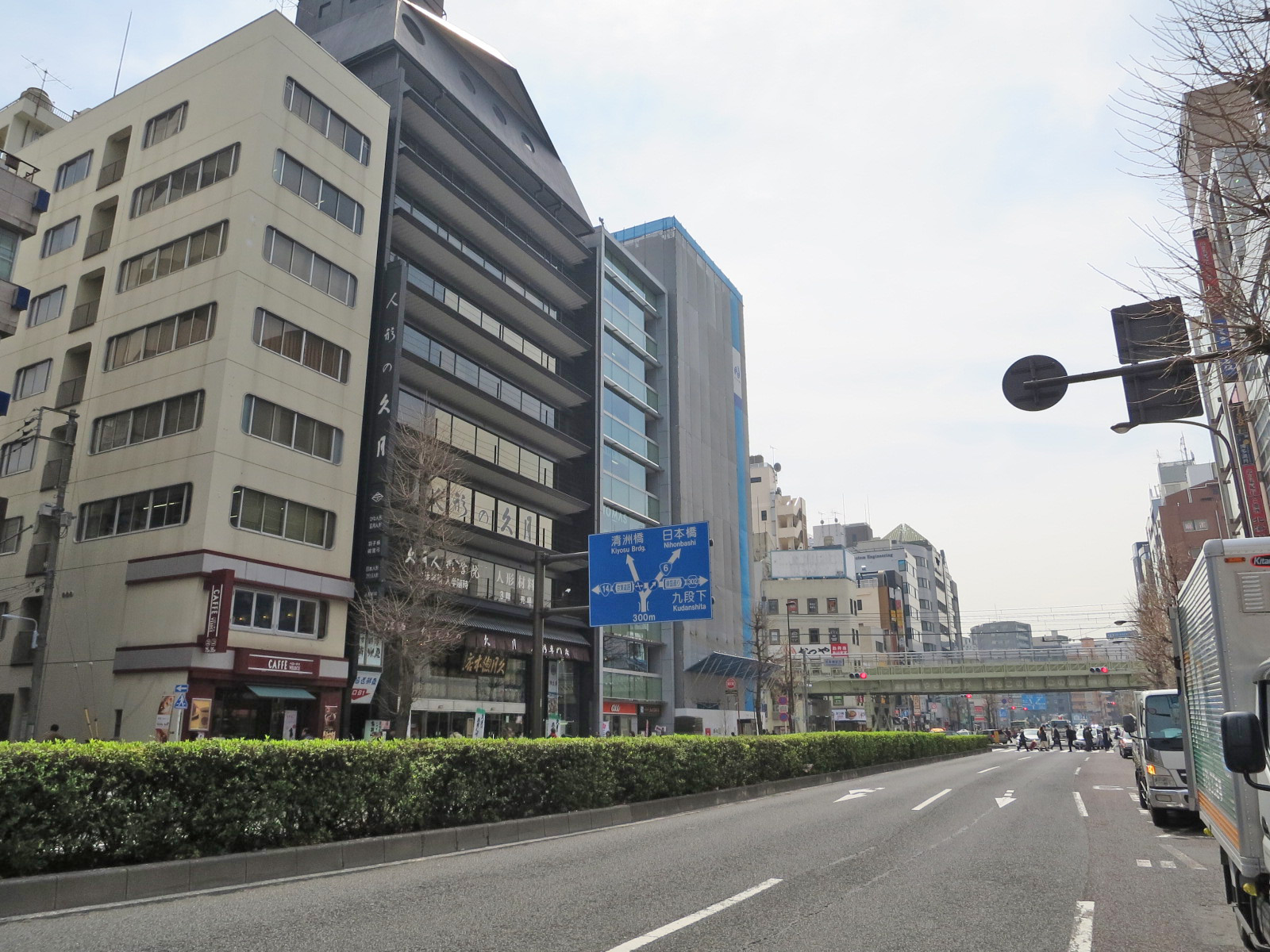 周辺はオフィスや店舗が多いエリア