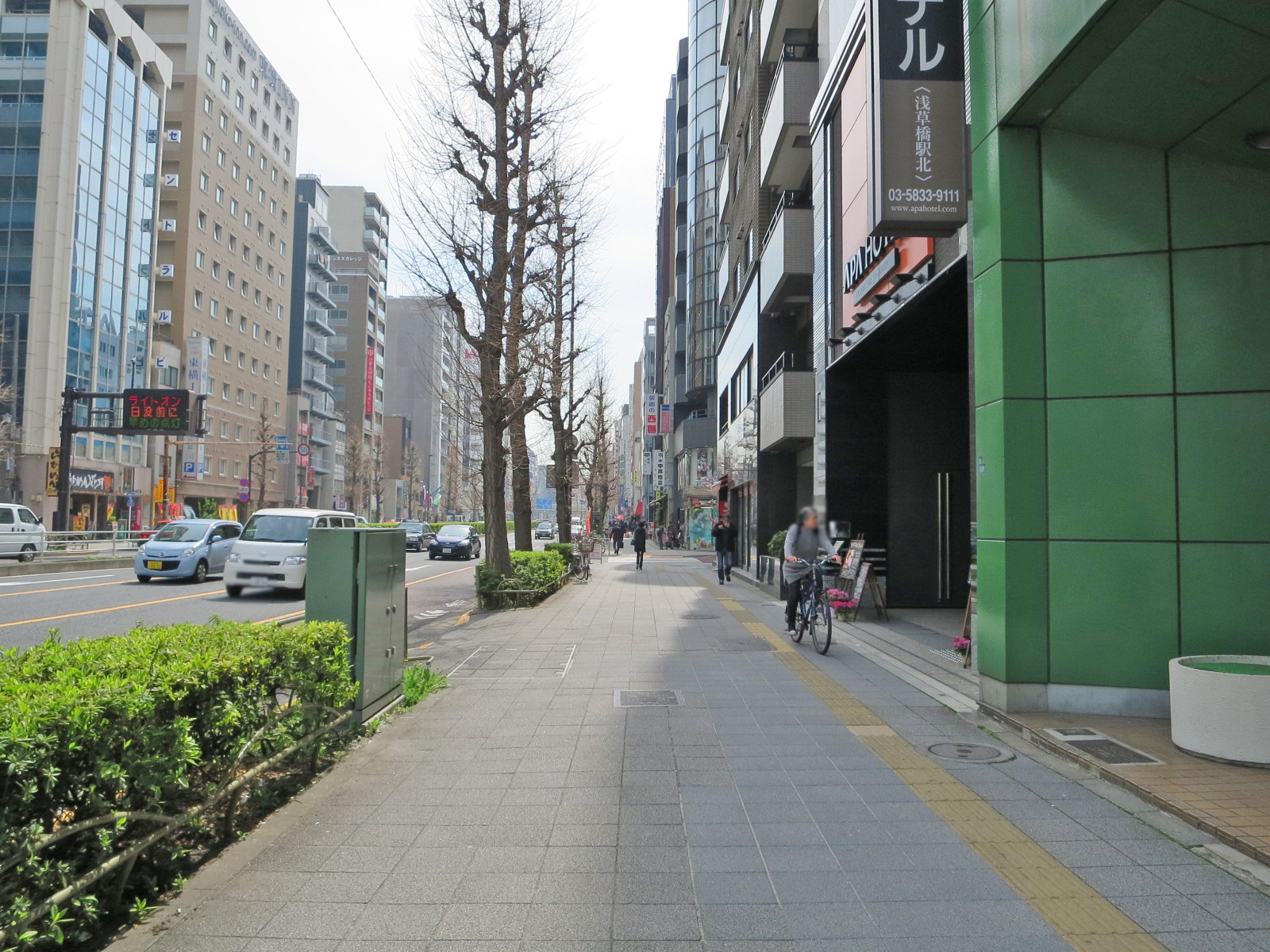 アダックスビル前面の通り