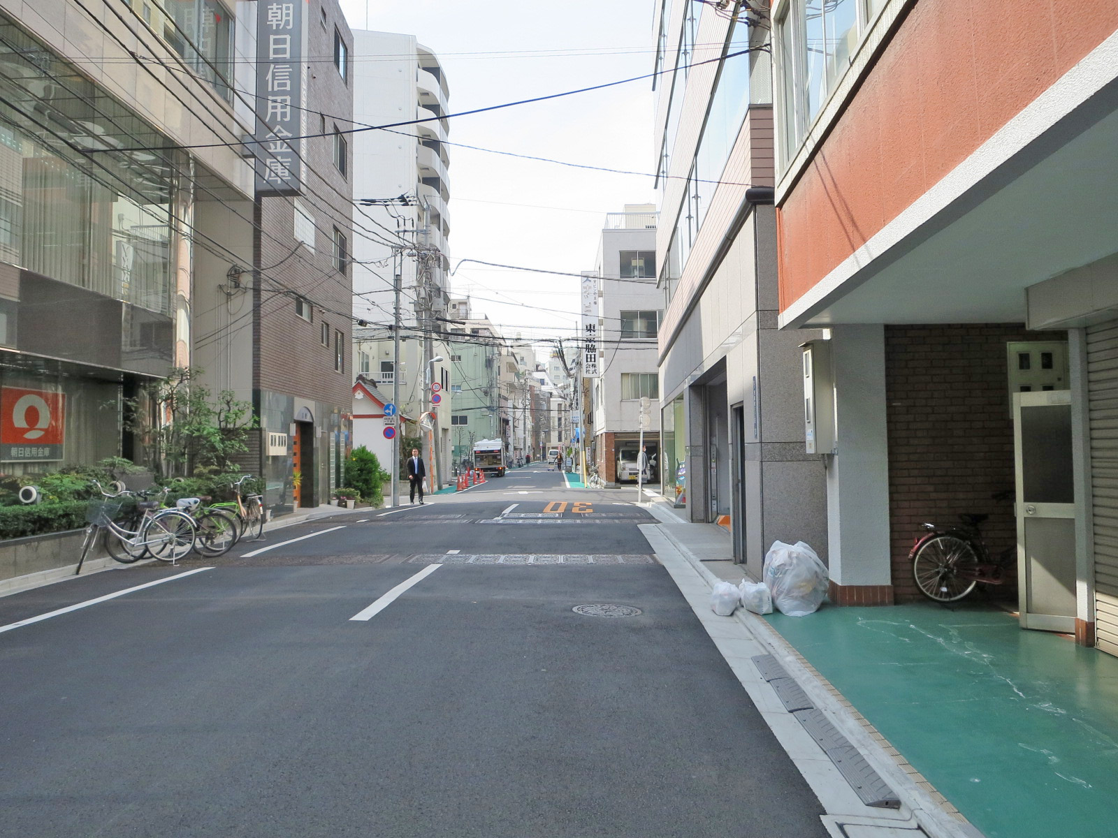 瀬尾ビル前面の通り
