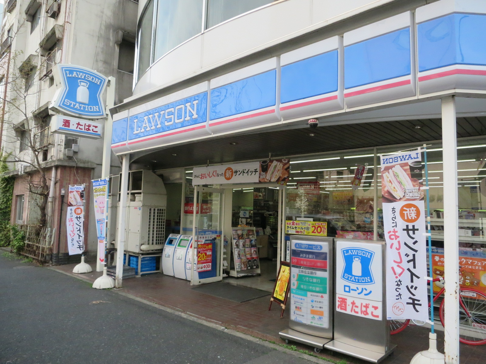 徒歩2分のローソン新宿富久町店