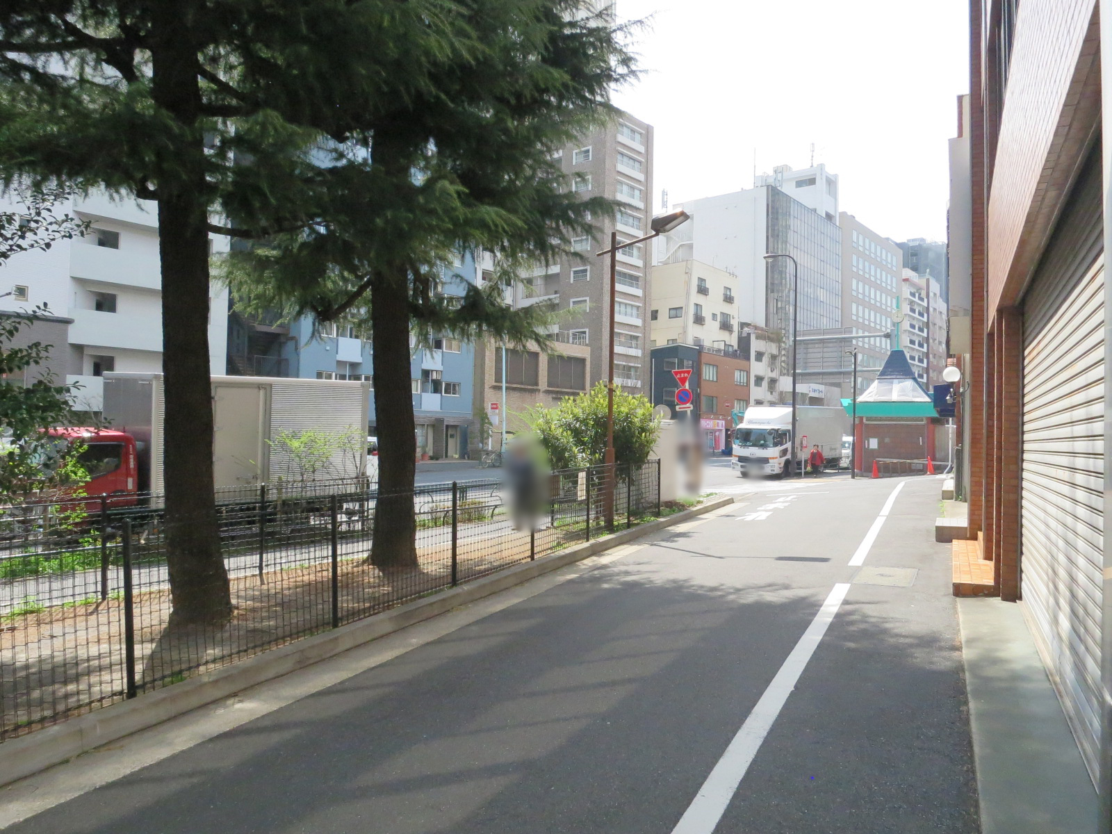 オフィスビル前面の通り