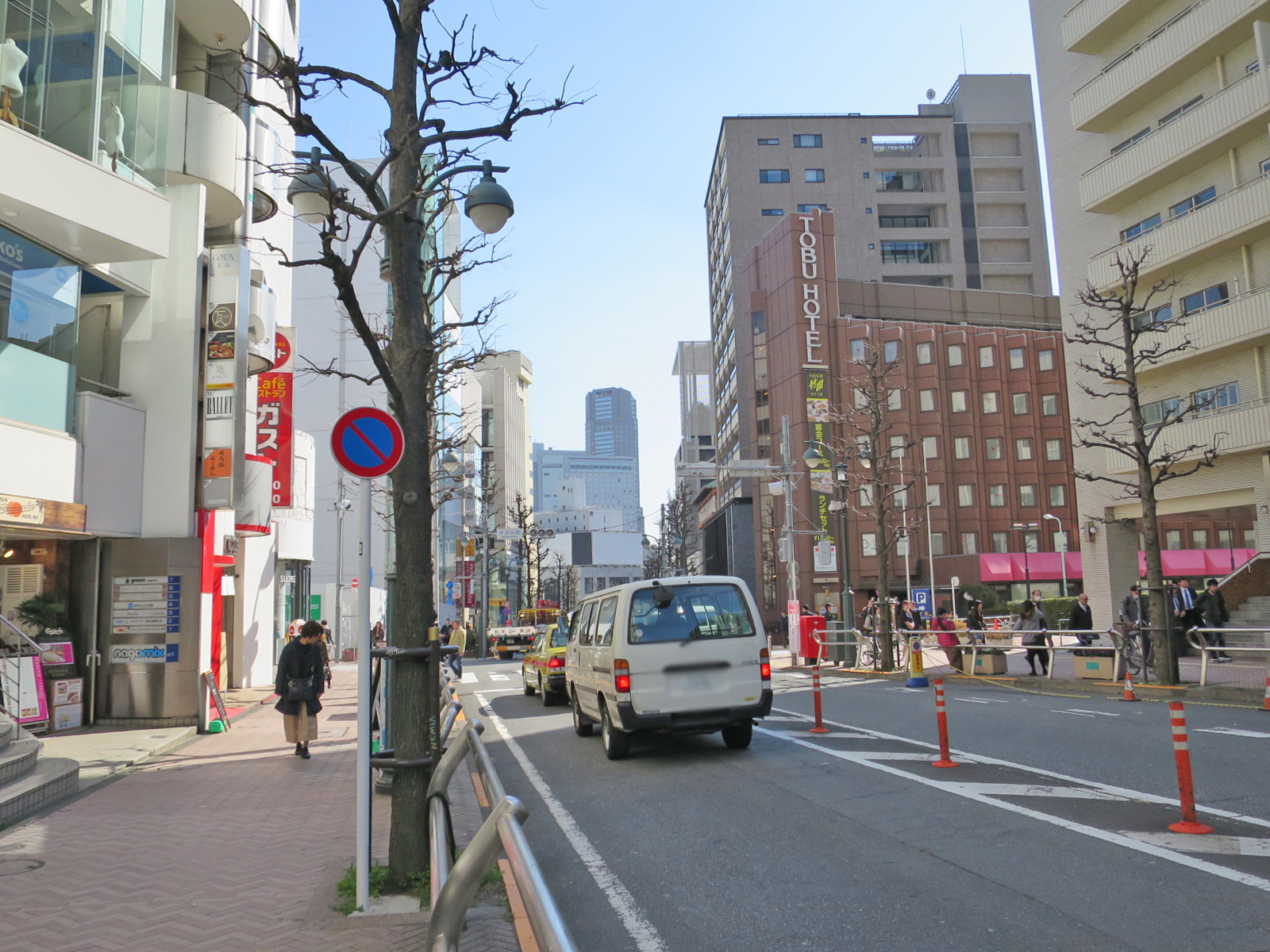 オフィスビル前面の通り
