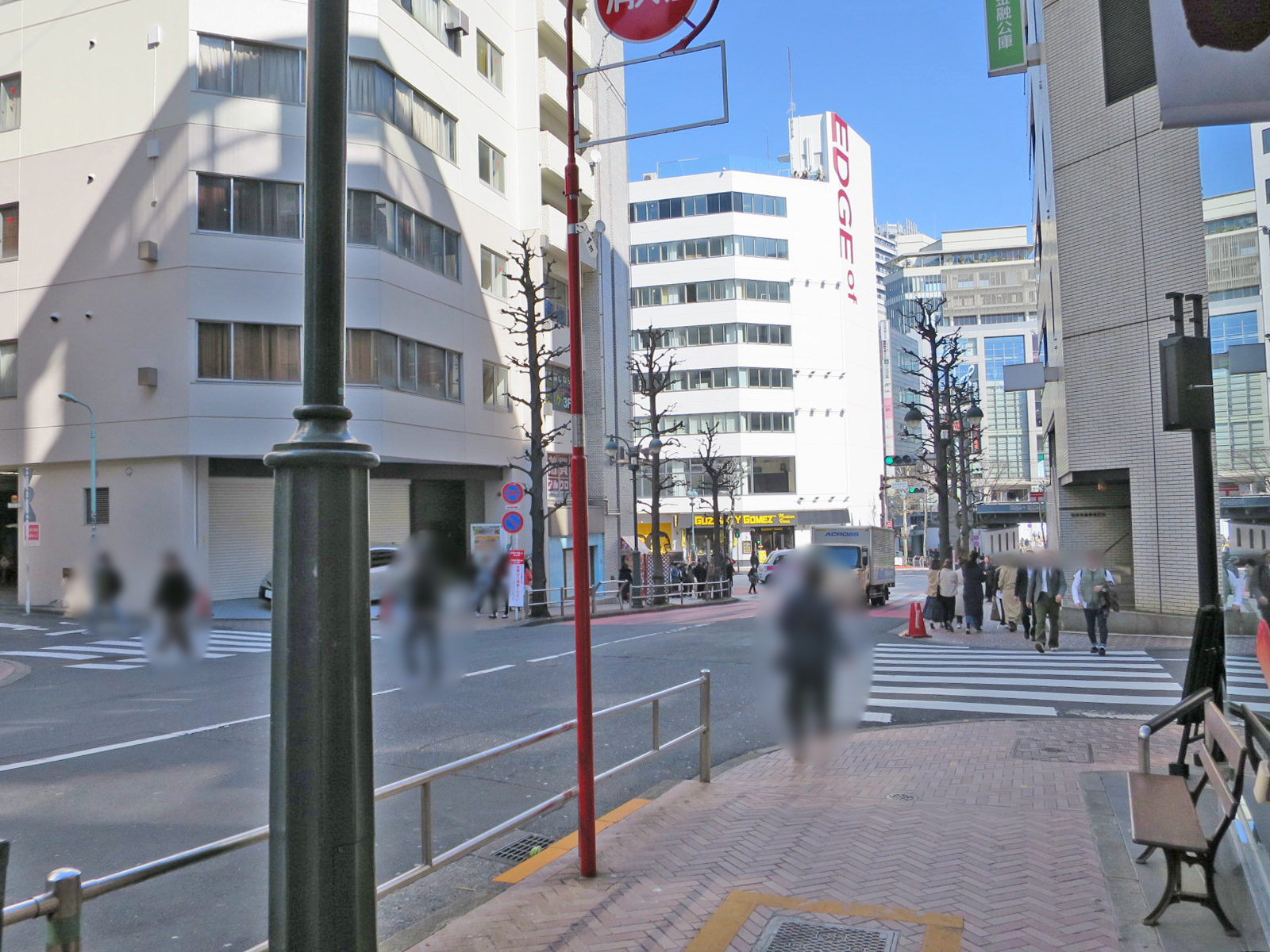 オフィスビル前面の通り
