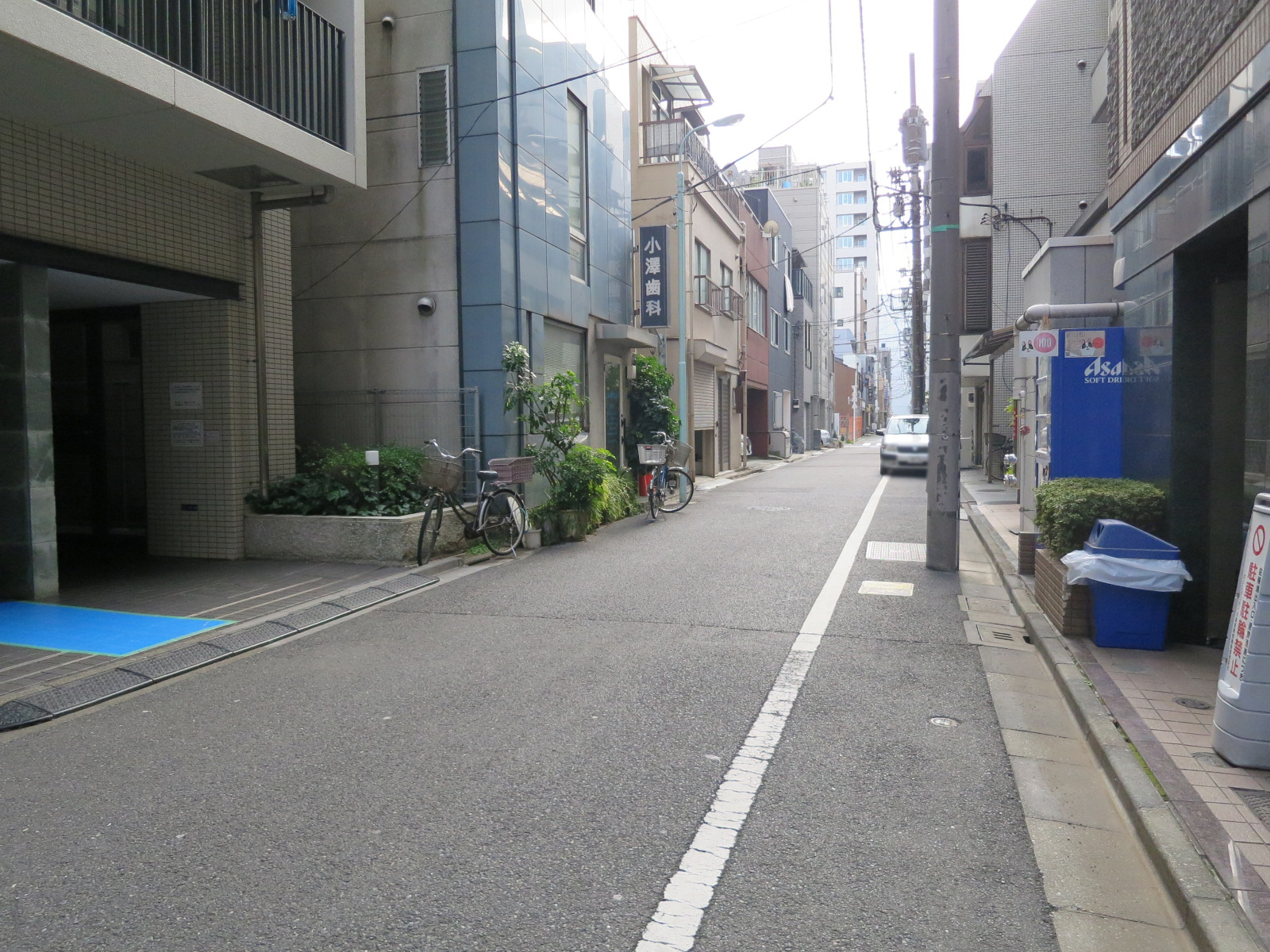 オフィスビル前面の通り