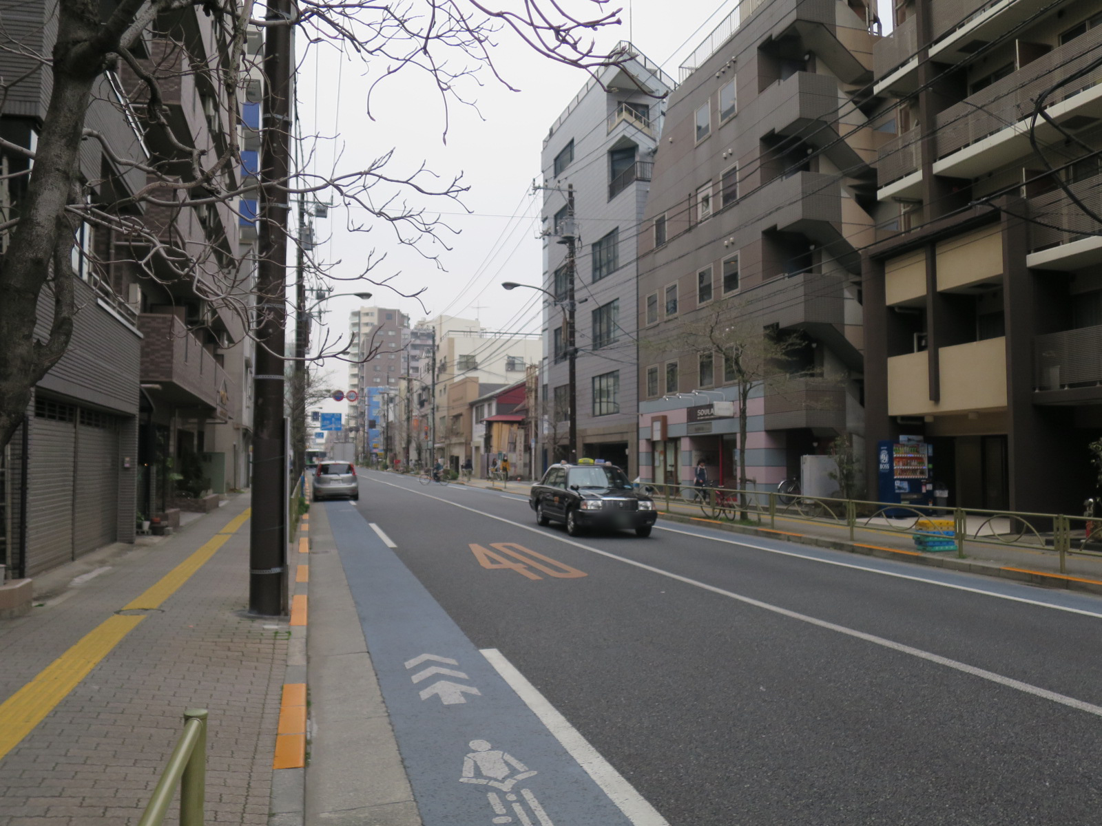 オフィスビル前面の通り