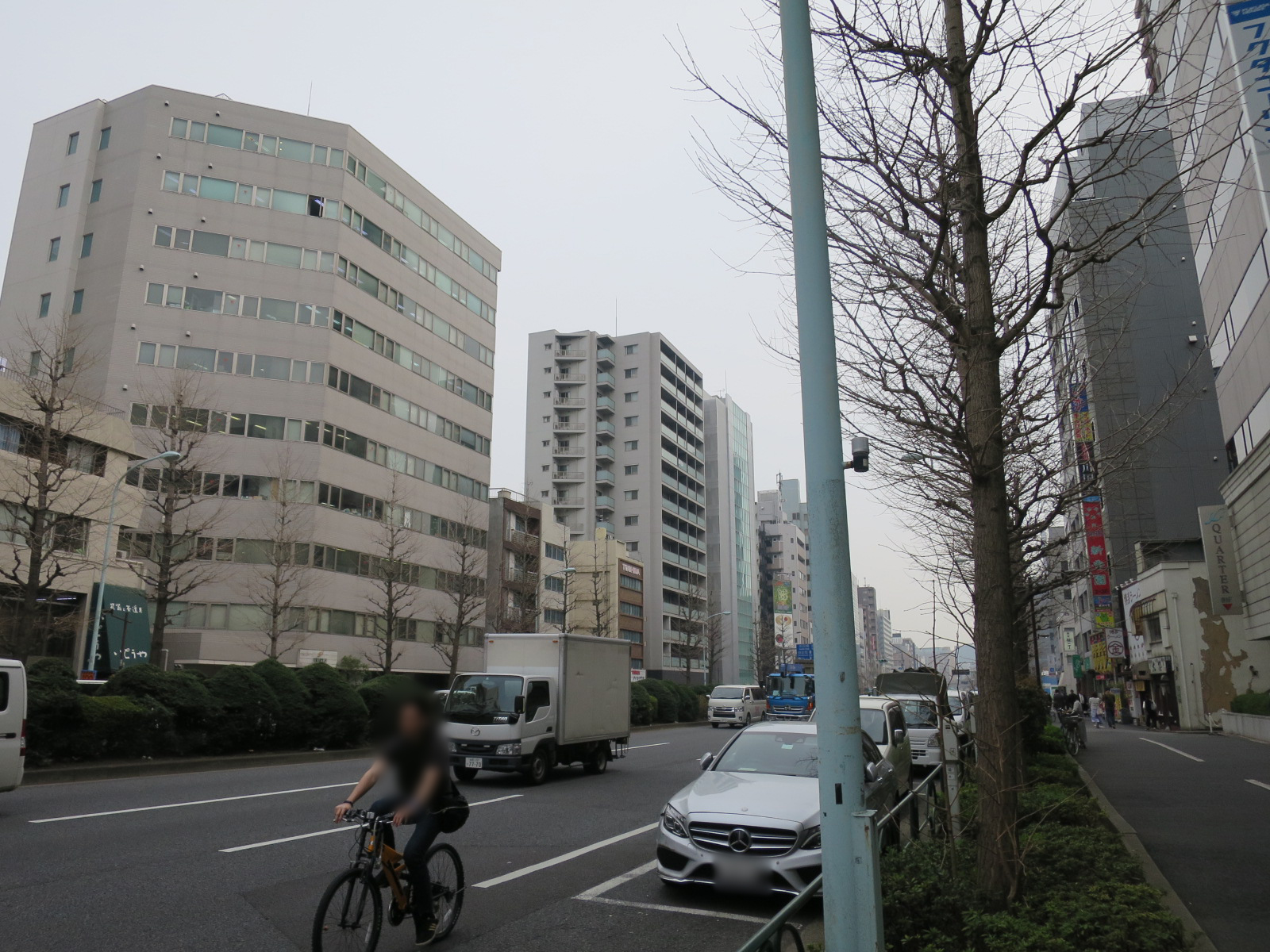 オフィスビル前面の通り