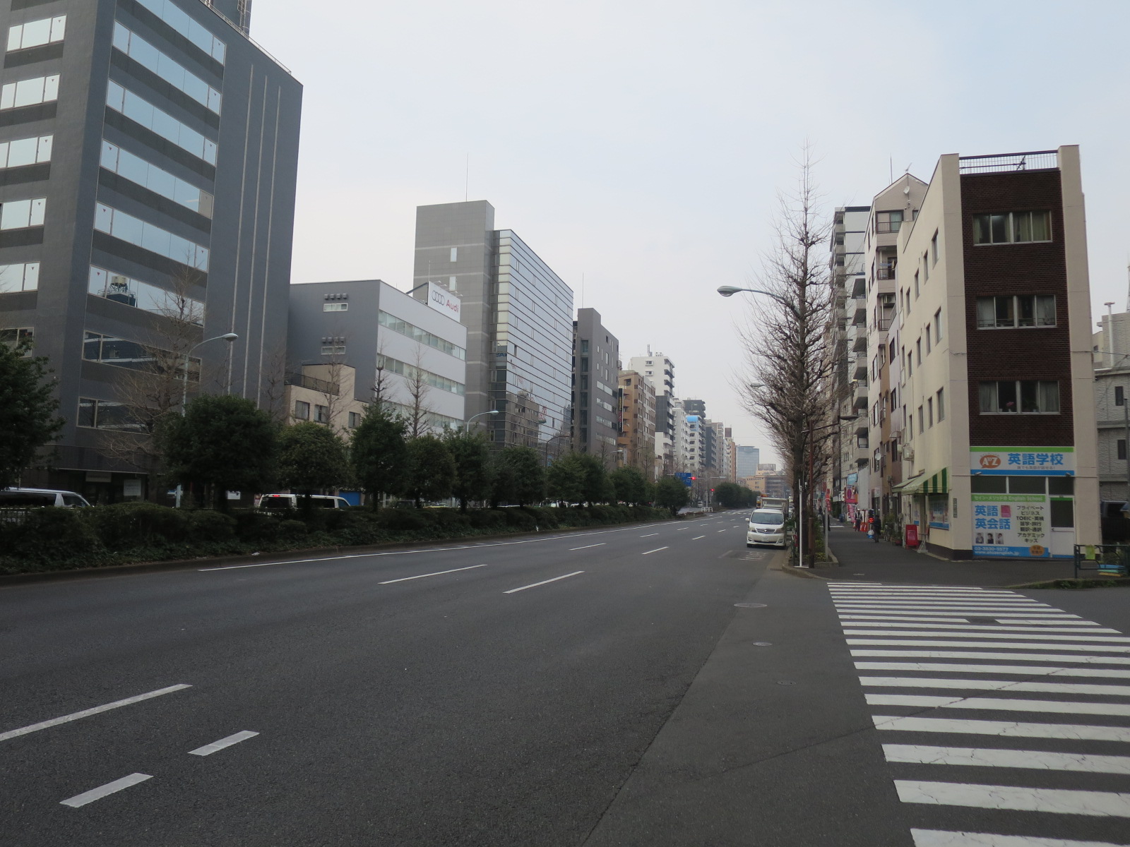 オフィスビル前面の通り