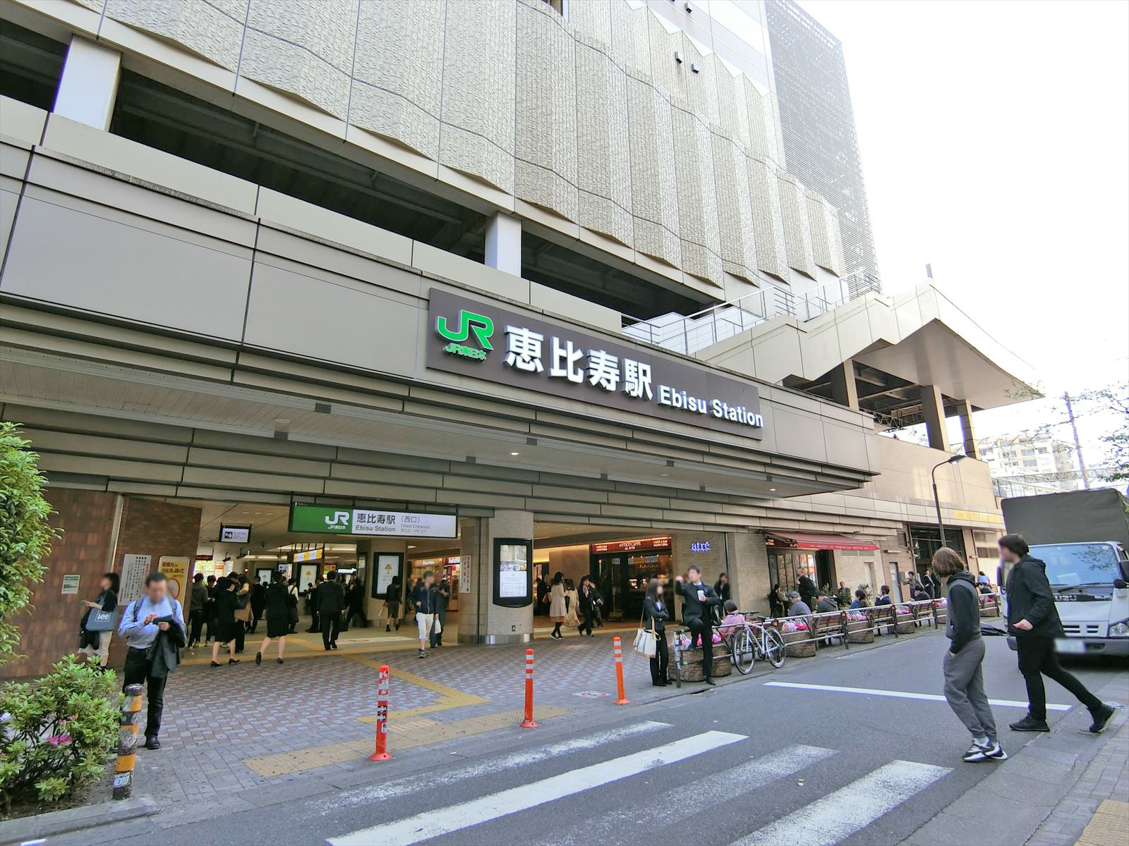 最寄りの「恵比寿駅」