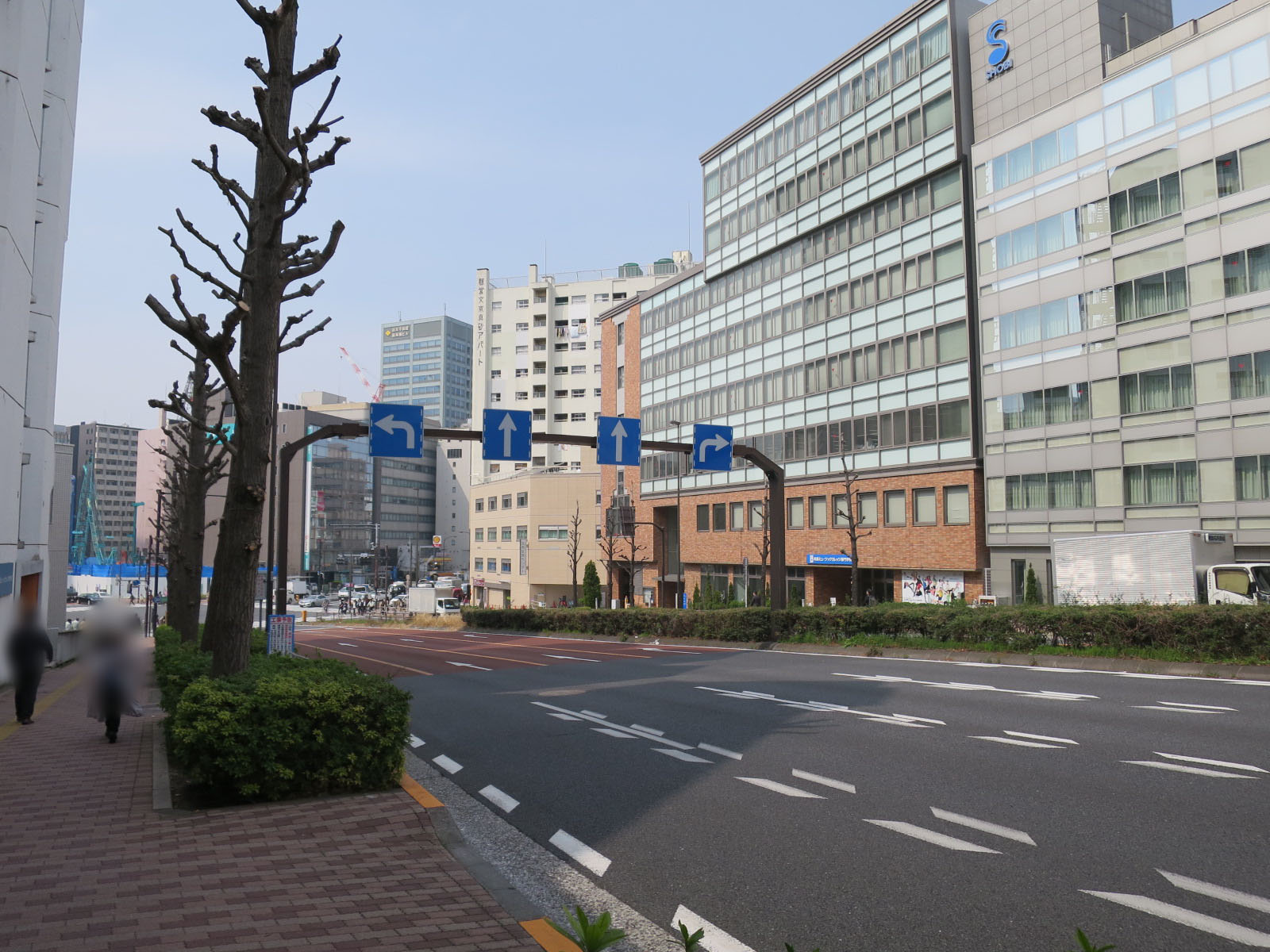 オフィスビル全面の通り