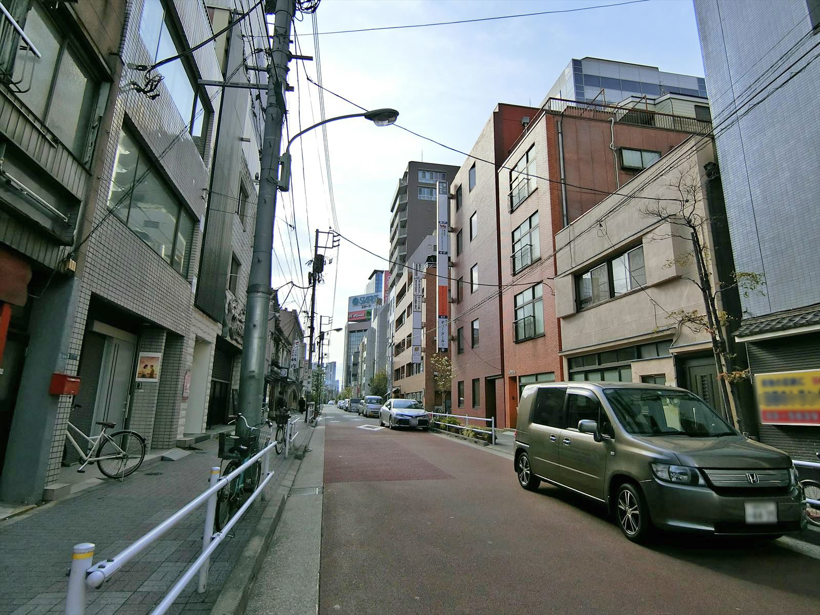 オフィスビル前面道路