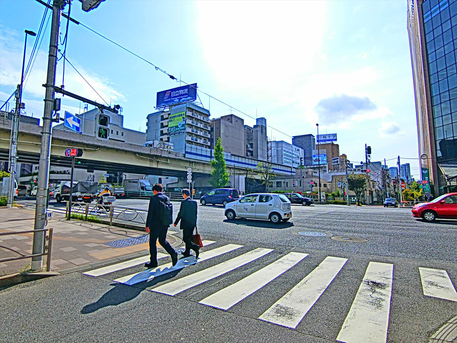 オフィスビル前の通り