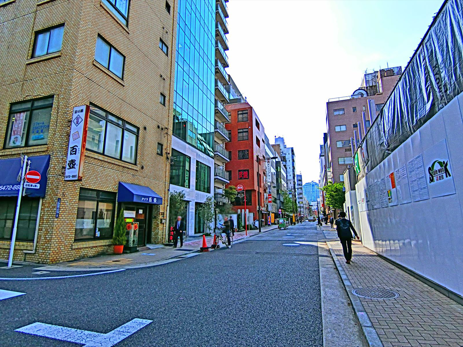 オフィスビル前面の通り