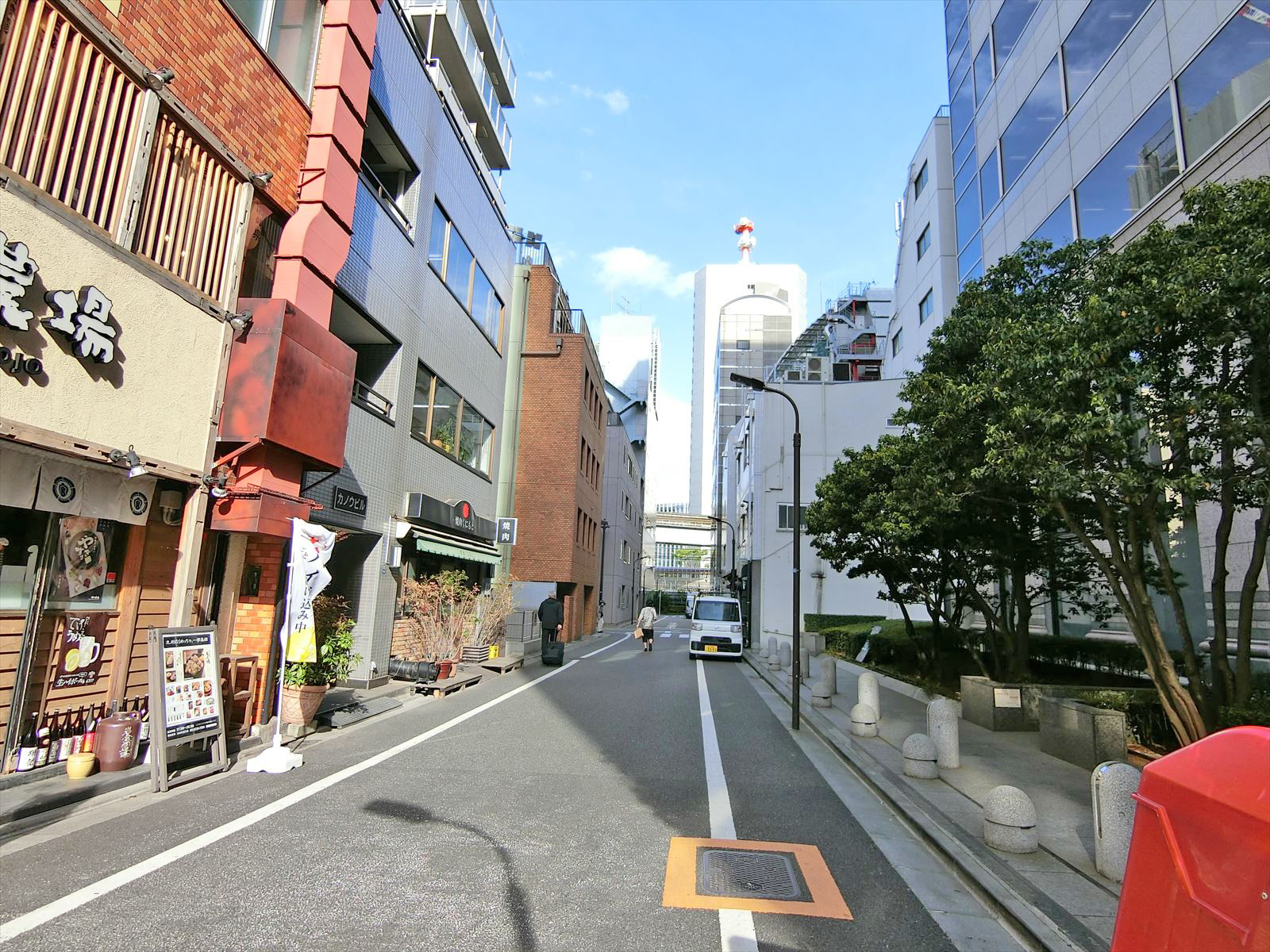 ビル前面の通り