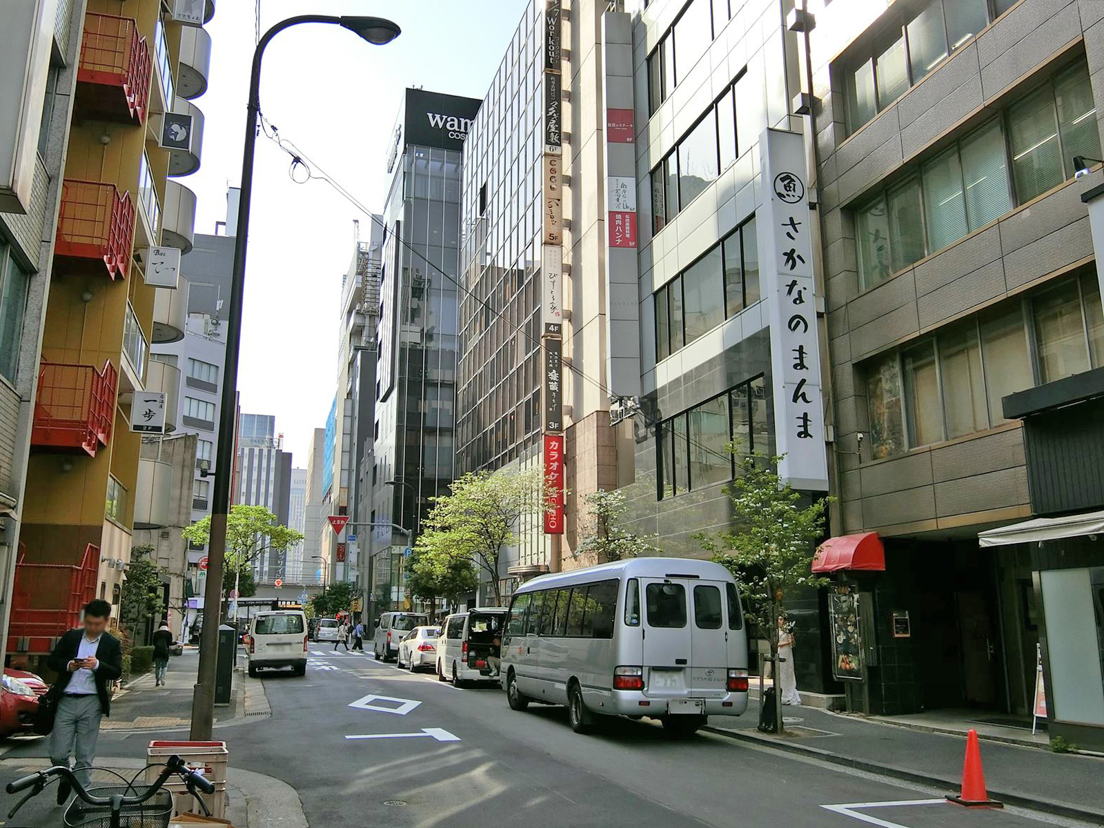 ビル前面の道路