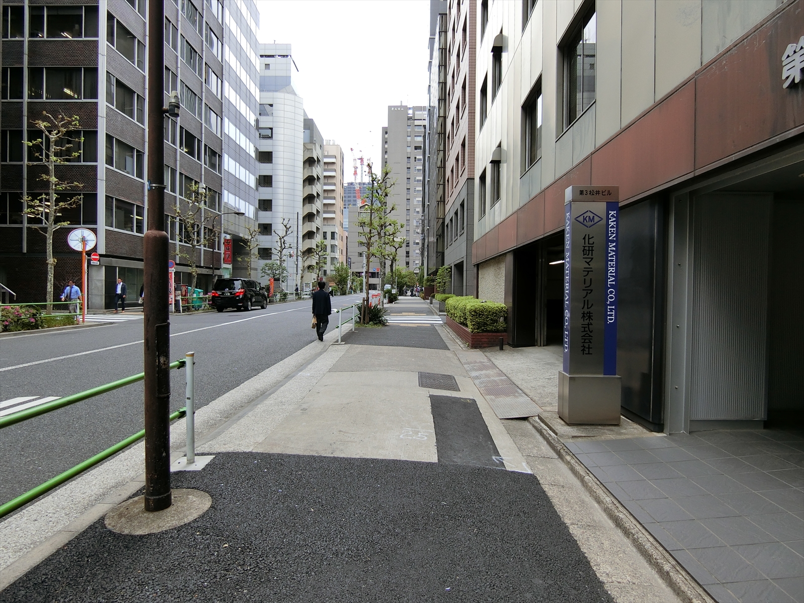 荒川ビル前面の通り