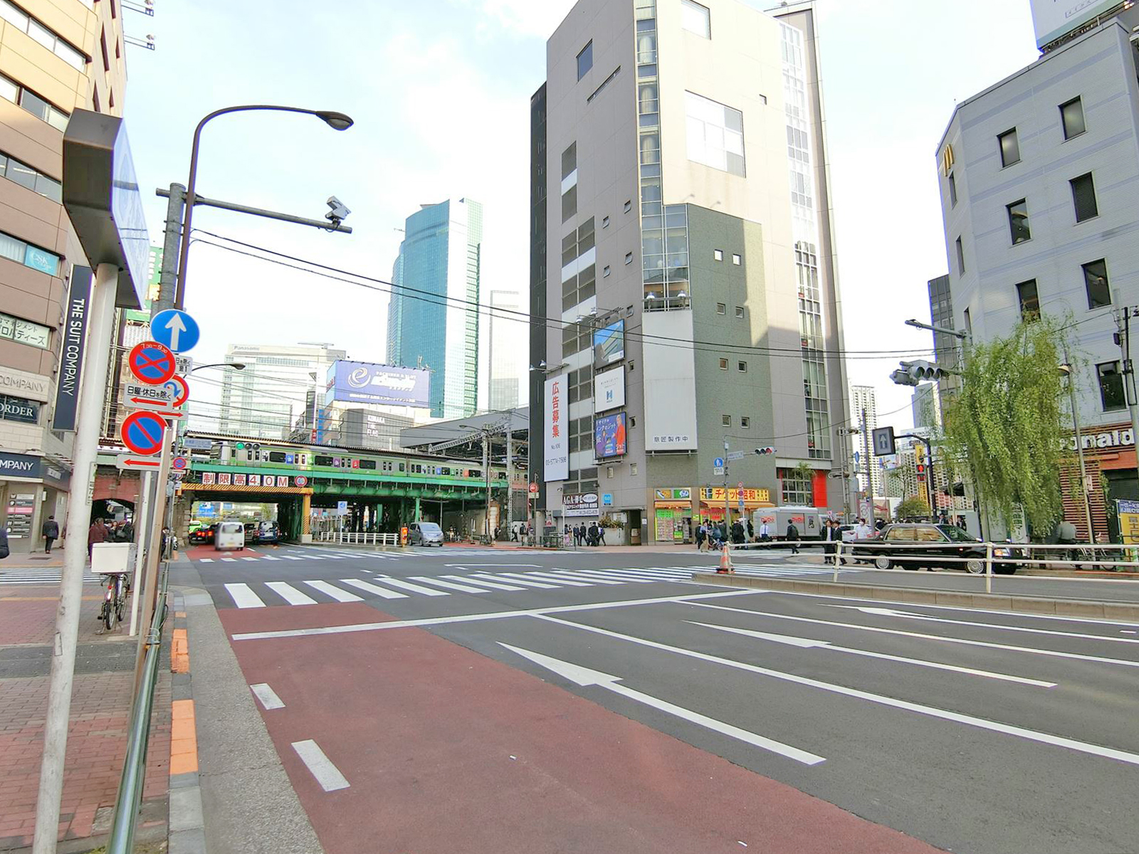 オフィスビル前面の外堀通り