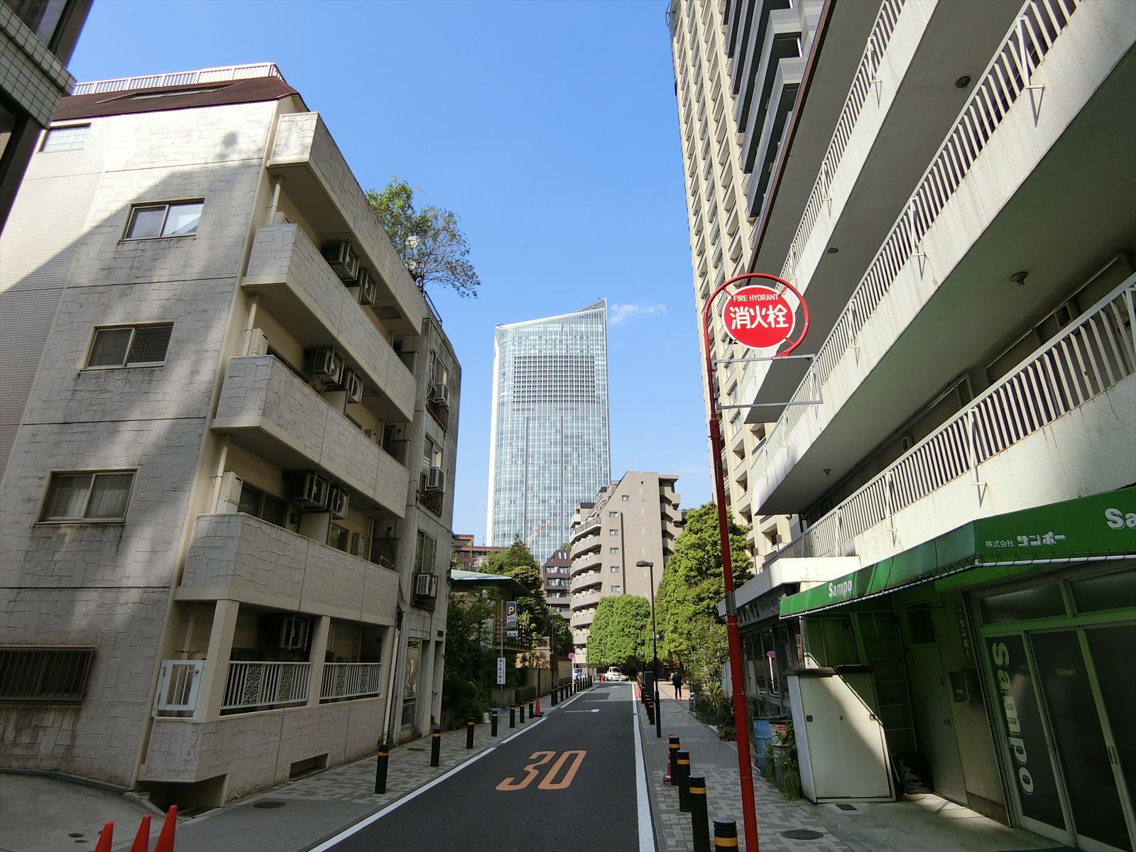 ビル前面の通り