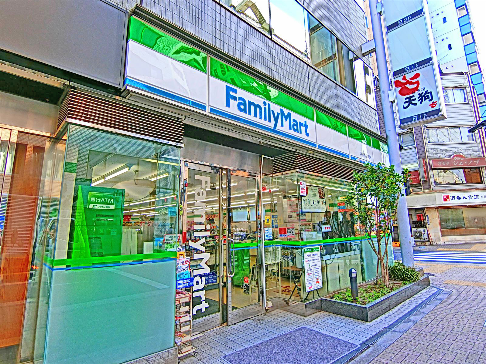近くのファミリーマート浜松町駅前店