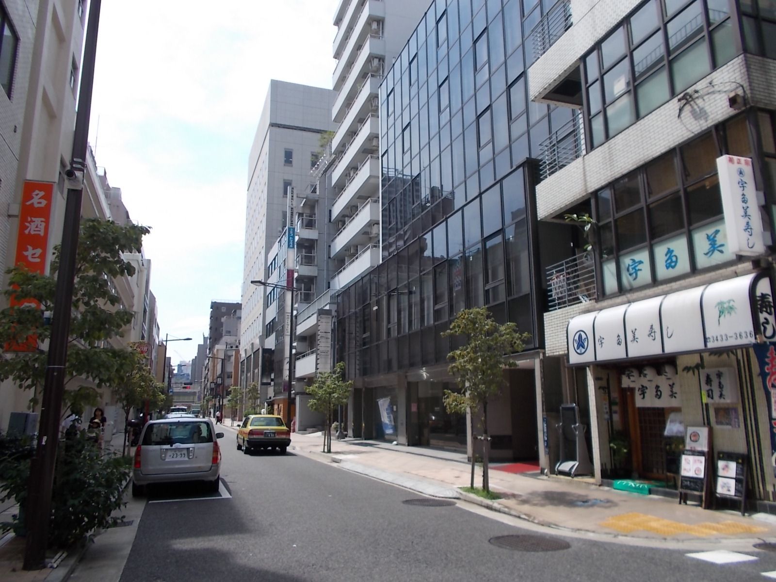 ビル前面の通り