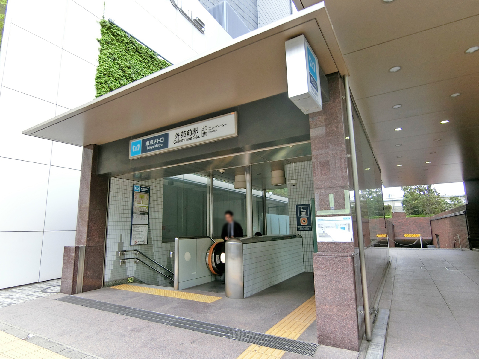 最寄りの「外苑前駅」