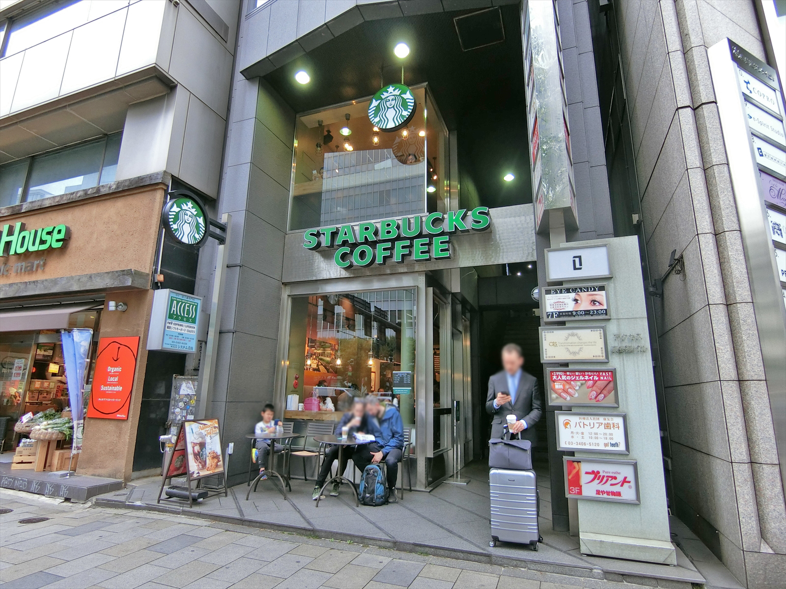 隣ビルのスターバックスコーヒー