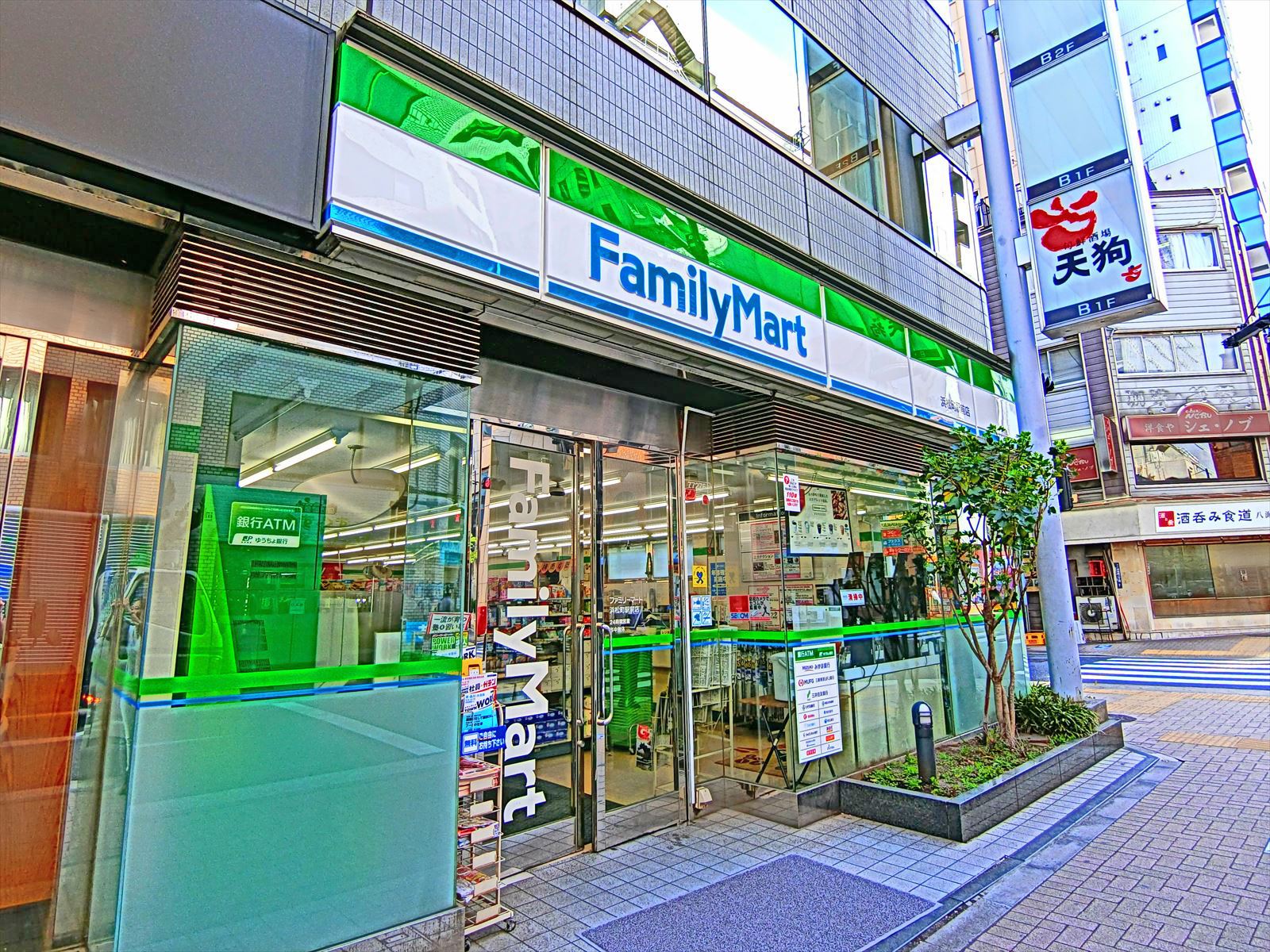 徒歩1分のファミリーマート浜松町駅前店