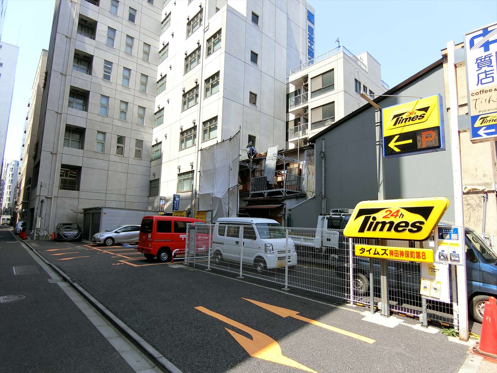 オフィスビル隣の24時間パーキング