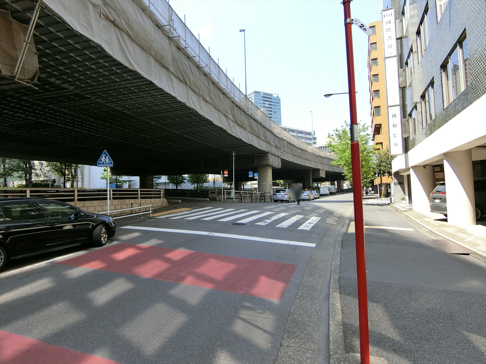 オフィスビル前面の通り