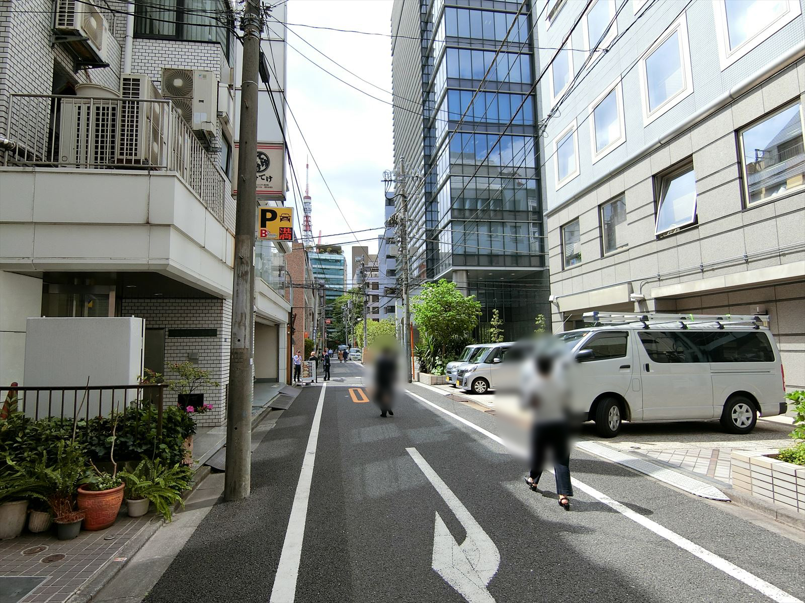 オフィスビル前面の通り