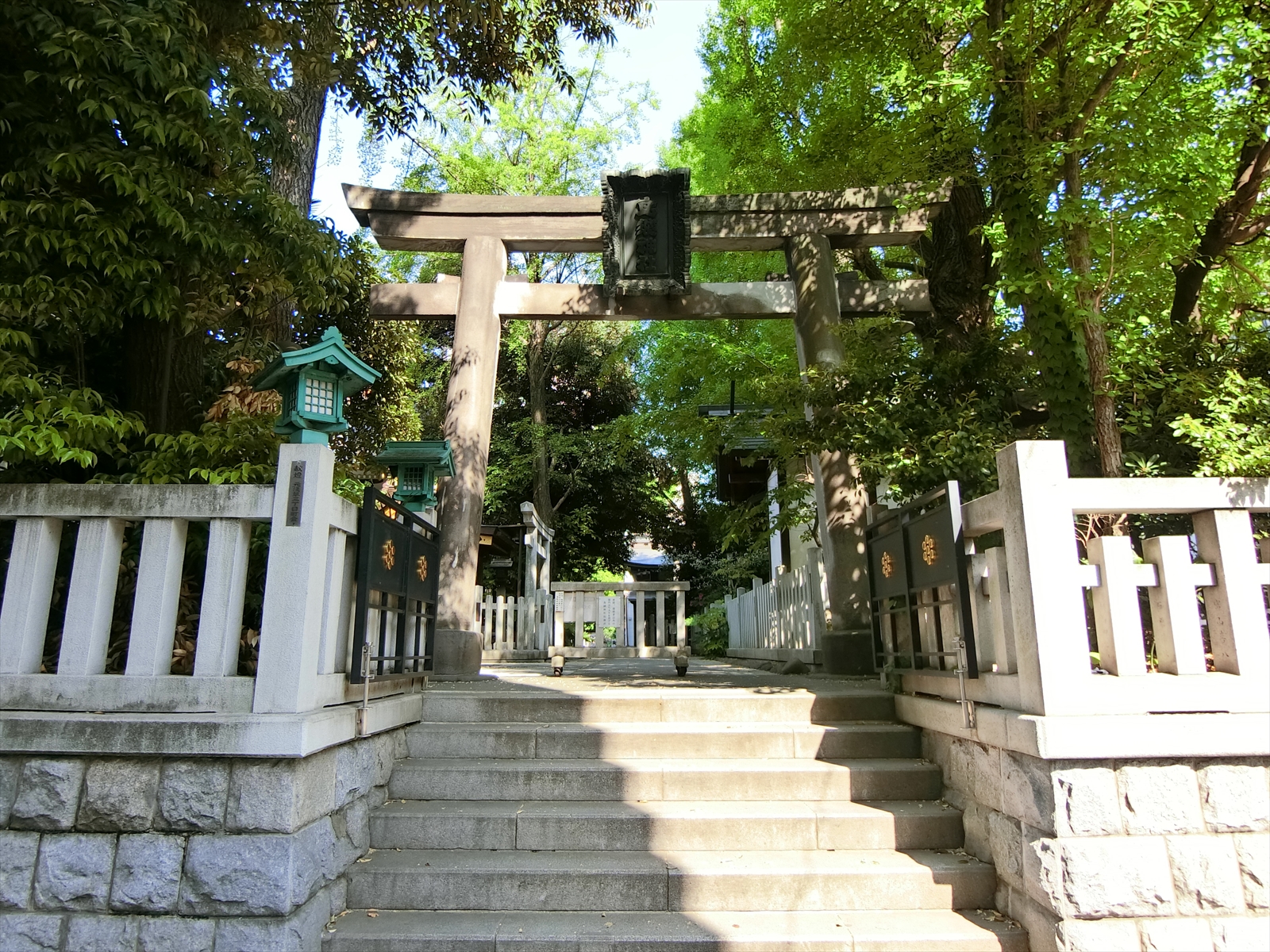 徒歩2分の鳥越神社