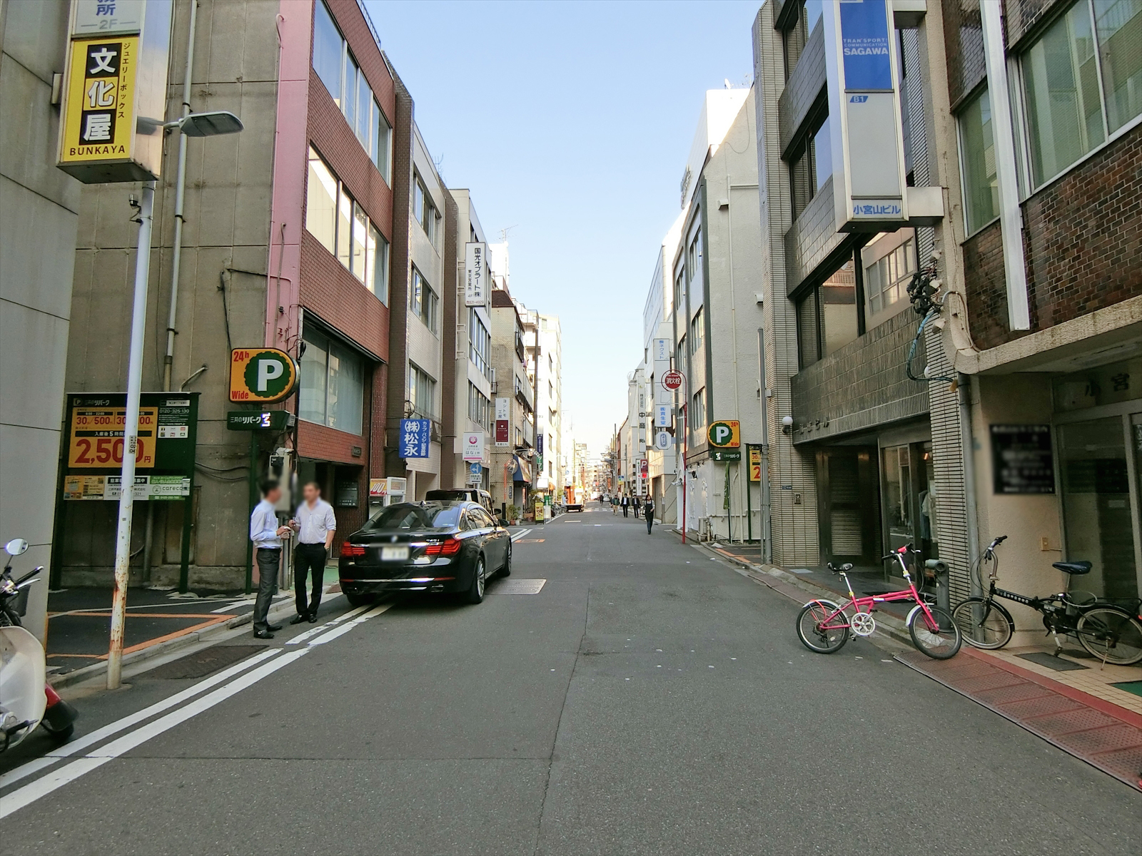 小宮山ビル前面の通り