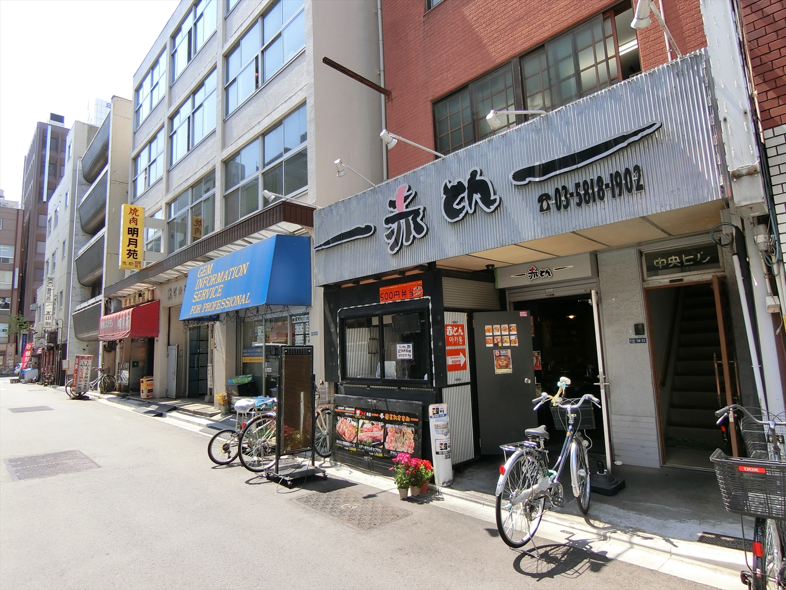 付近には飲食店が多い