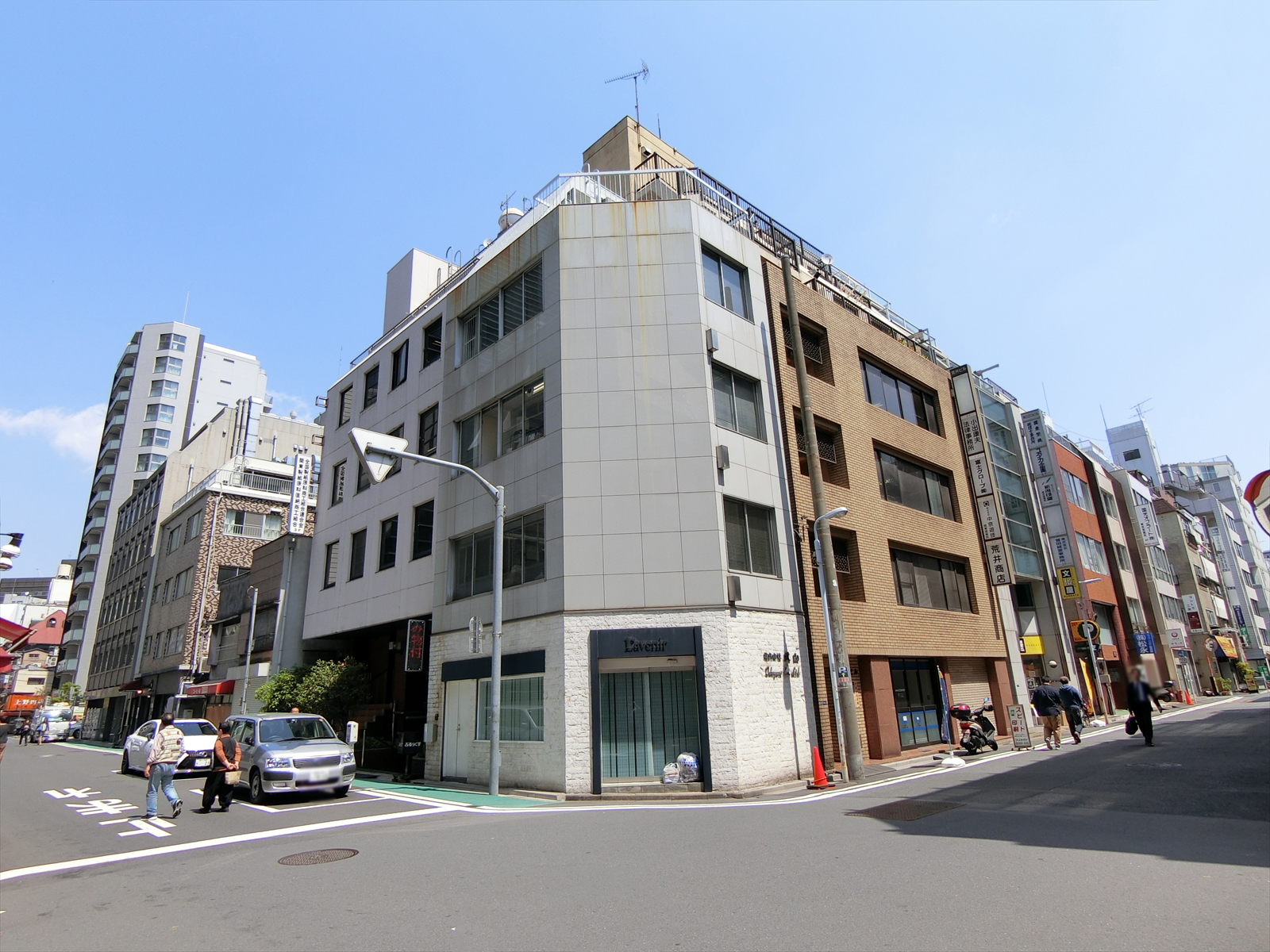 周辺はオフィスや店舗が多いエリア