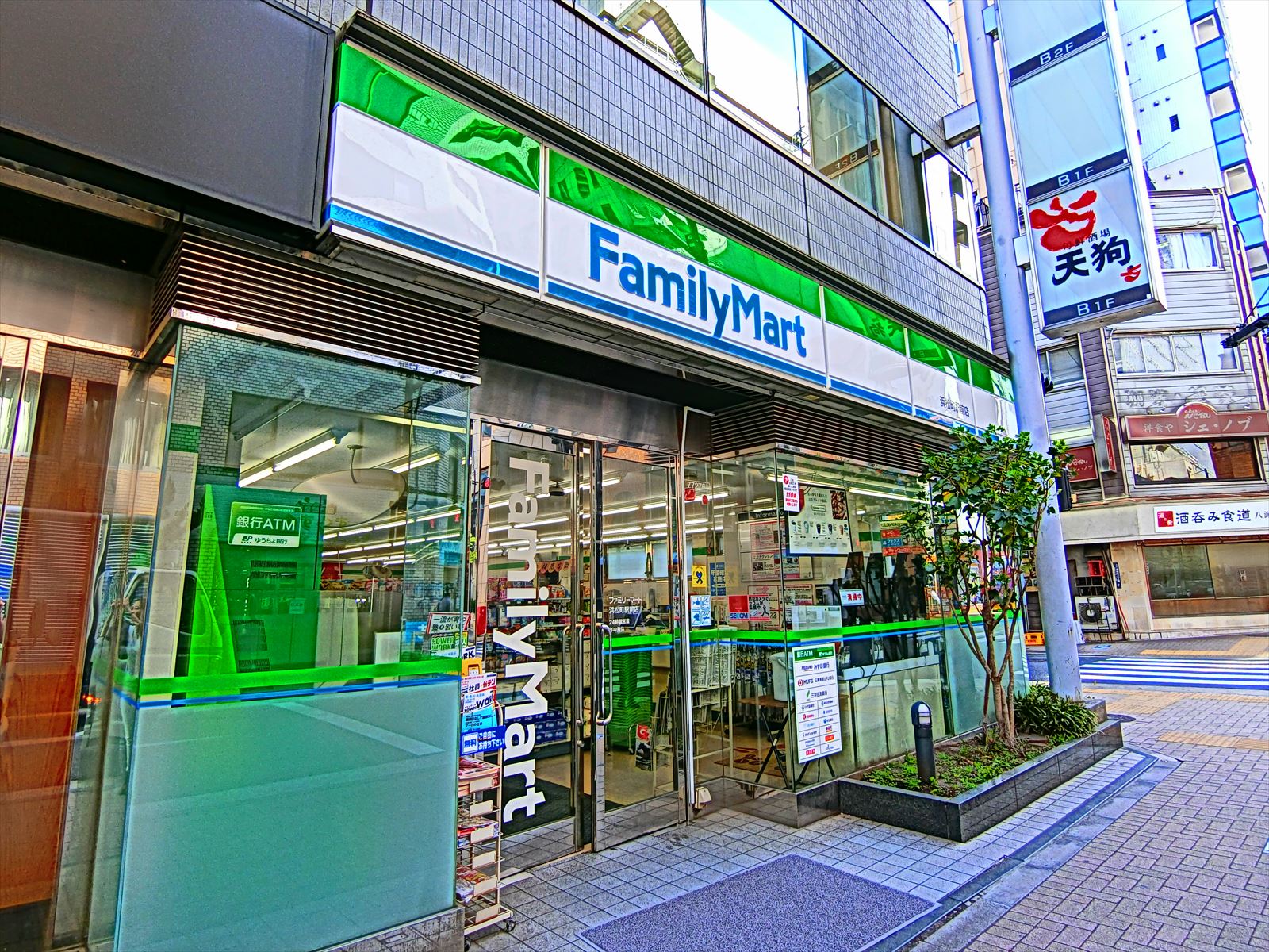 近くのファミリーマート浜松町駅前店