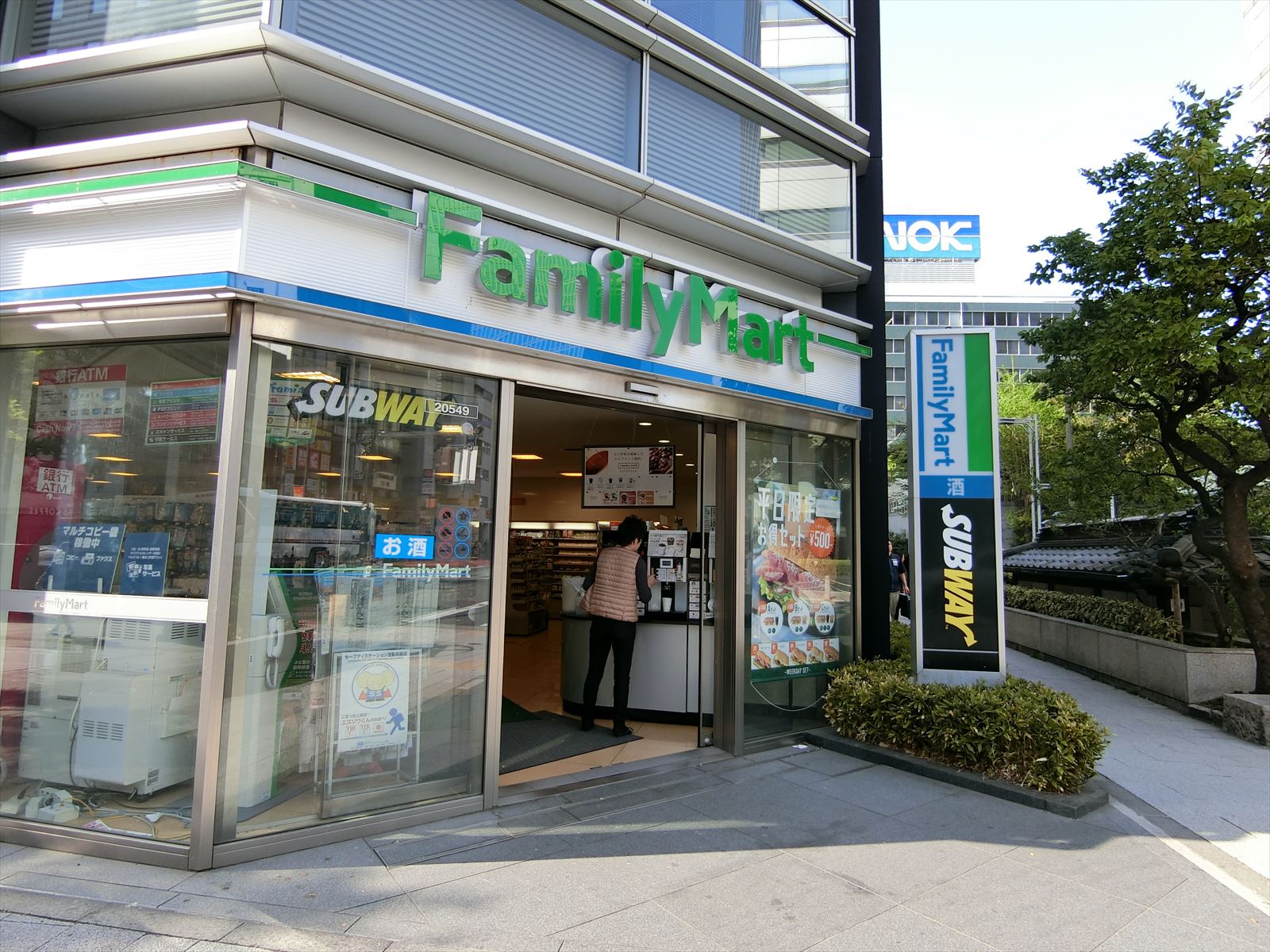 斜め向かいのファミリーマート芝大門店
