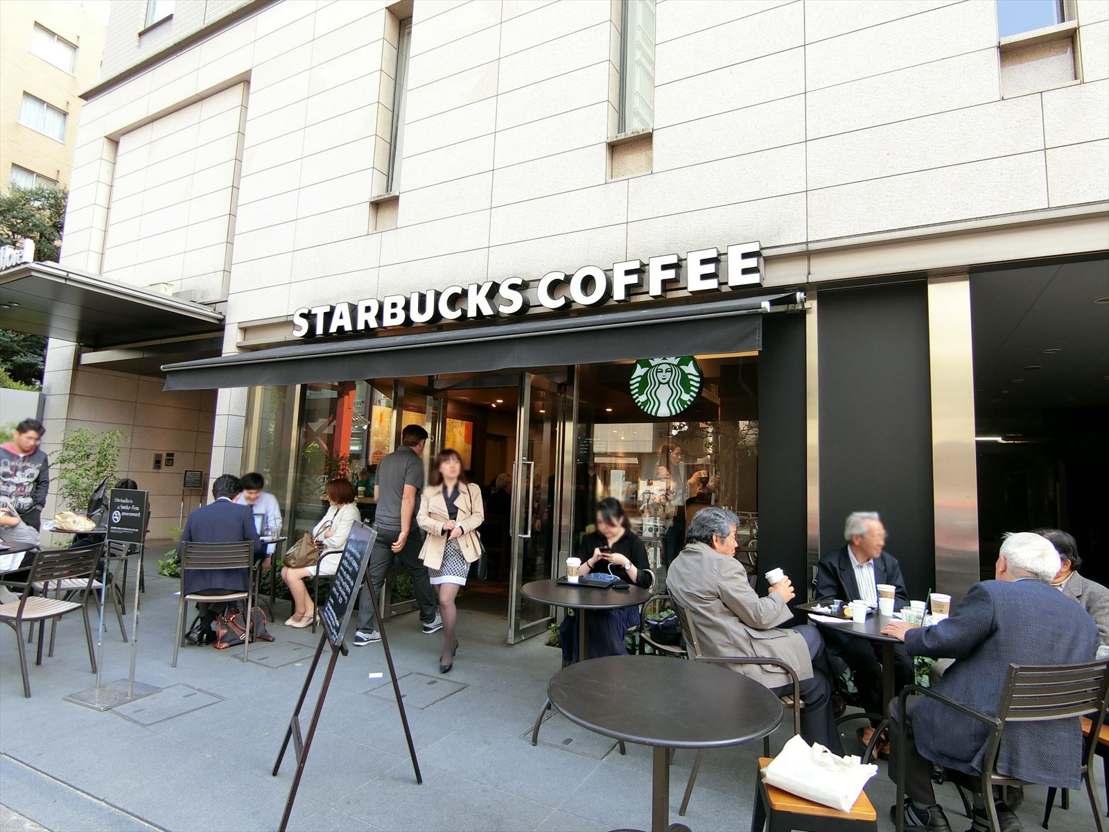 隣のスターバックス芝大門店