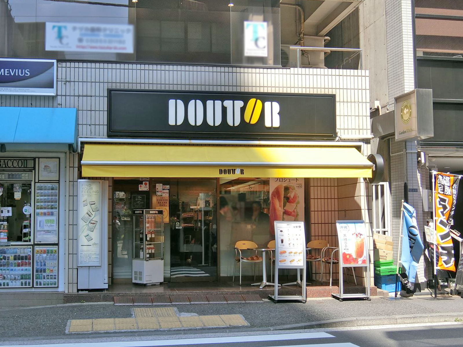 向かいのドトールコーヒー新橋3丁目店