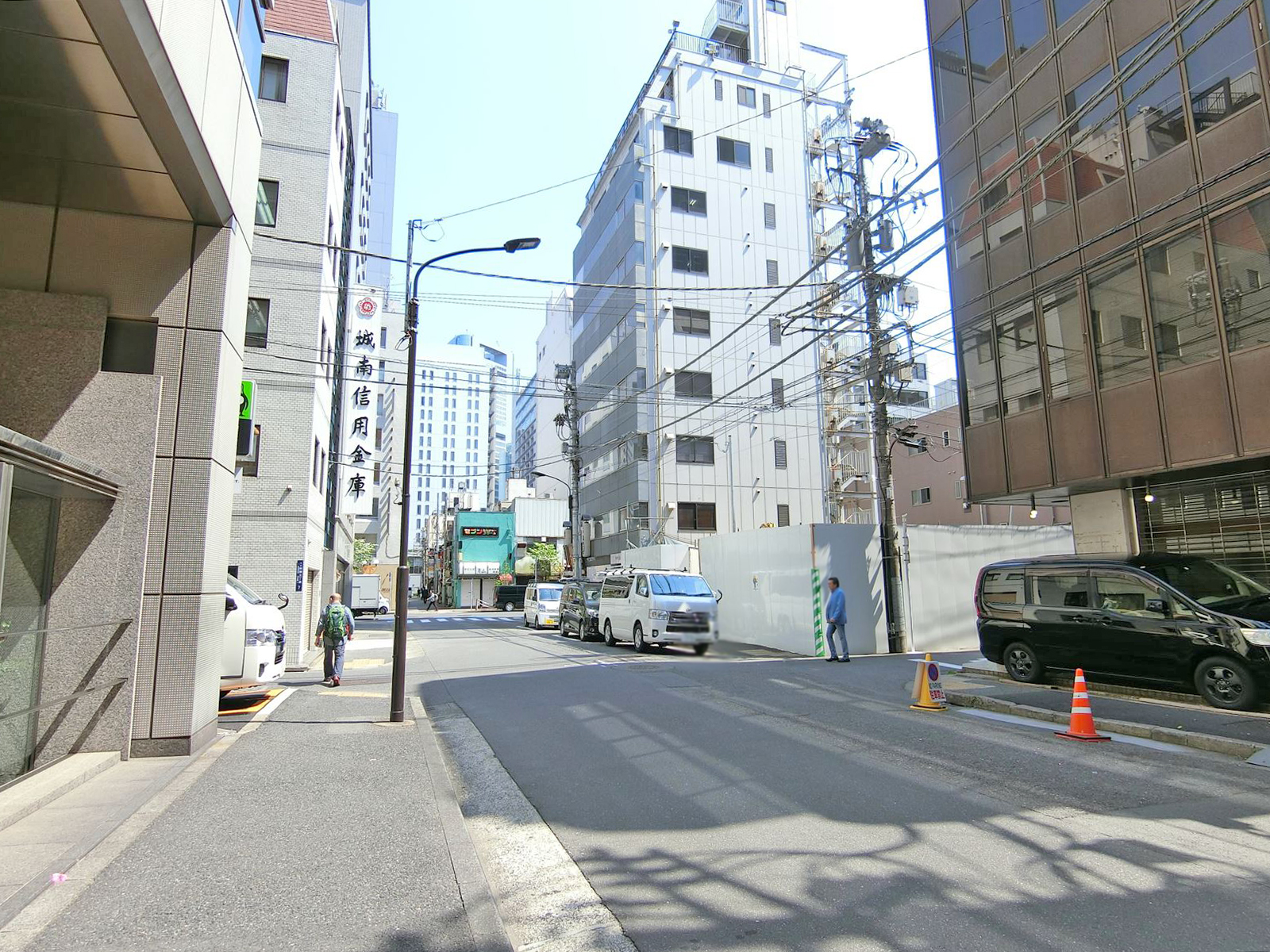 オフィスビル前面の通り