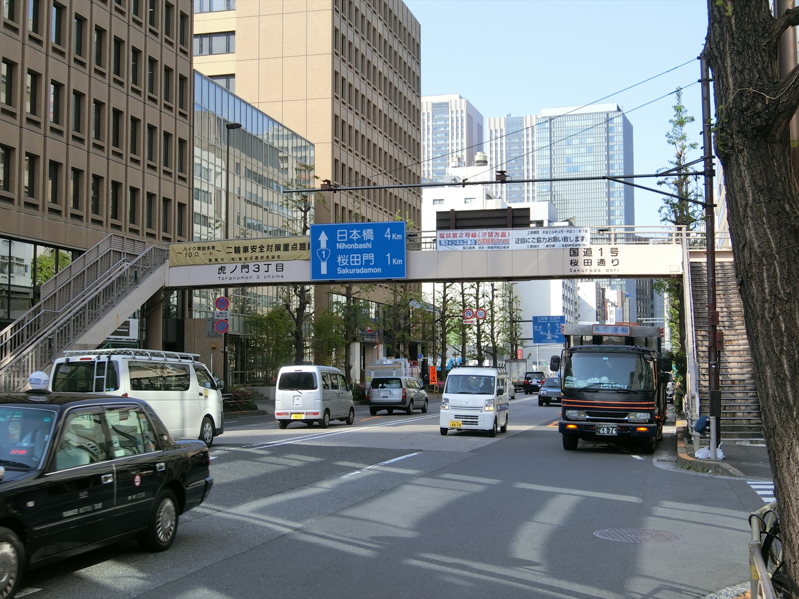 前面は桜田通り