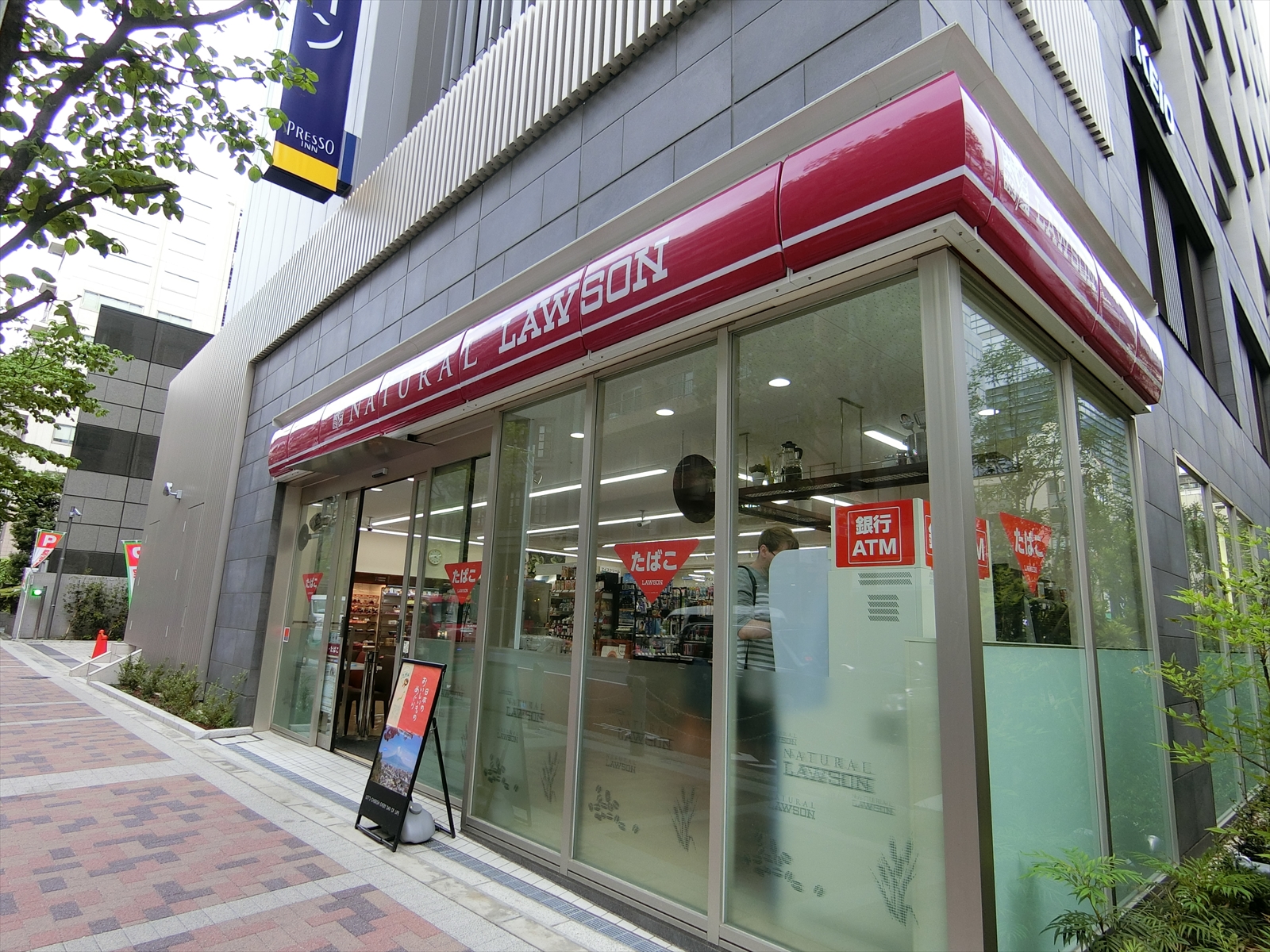 向かいのナチュラルローソン京王プレッソイン浜松町店