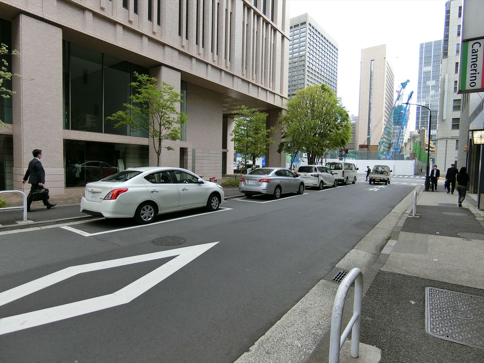 正面の道路にパーキング・メーター
