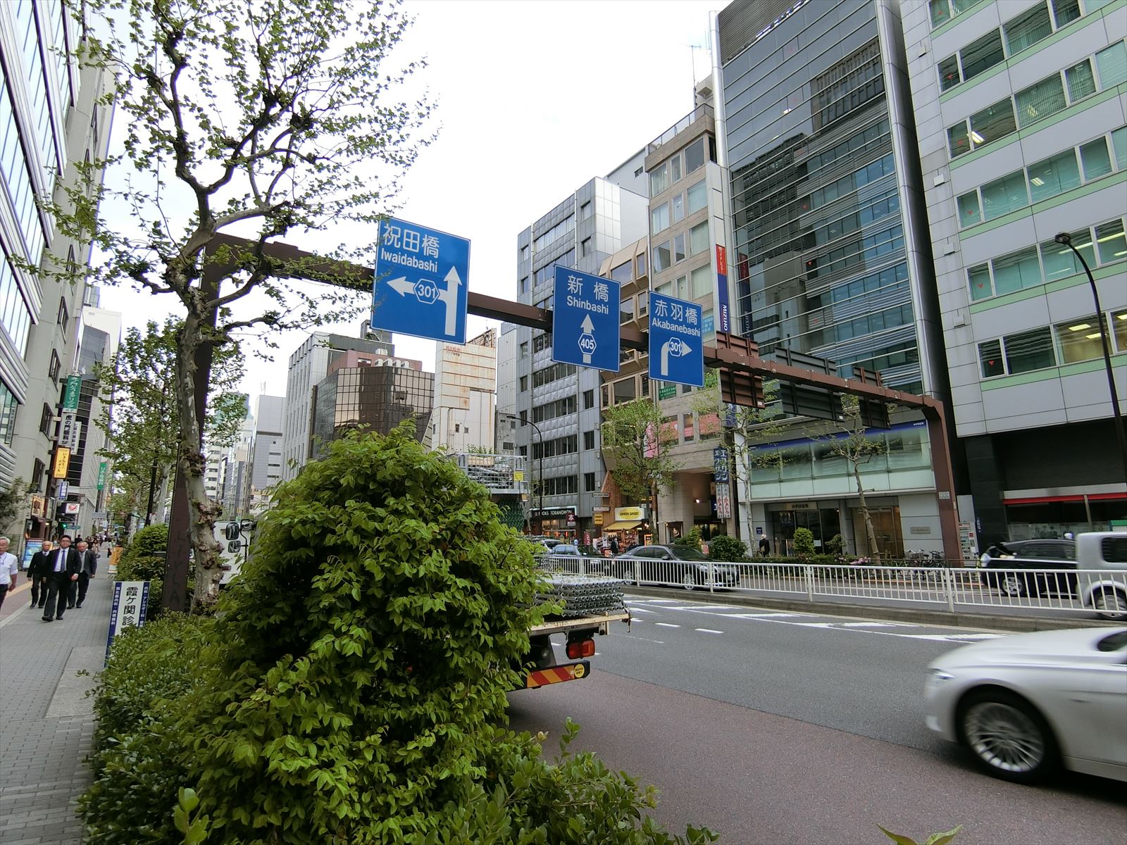 前面は外堀通り