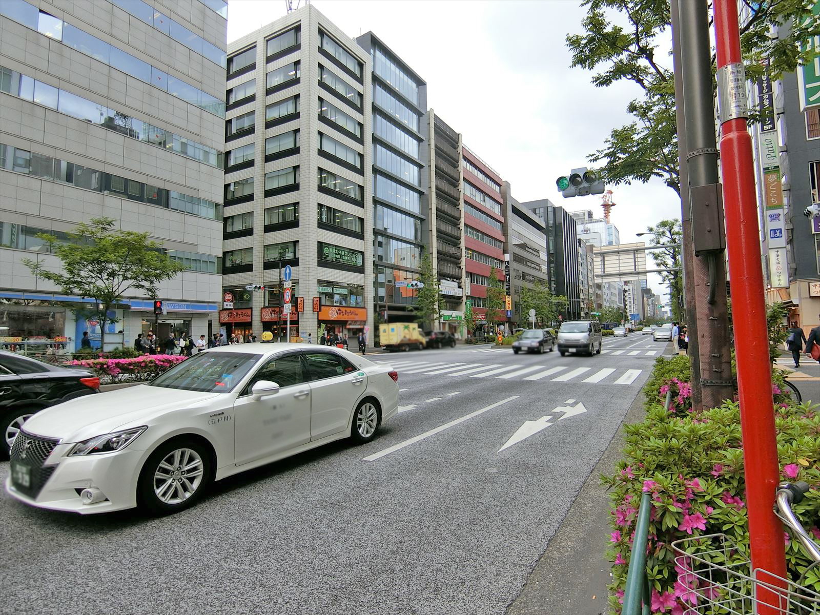 前面の日比谷通り